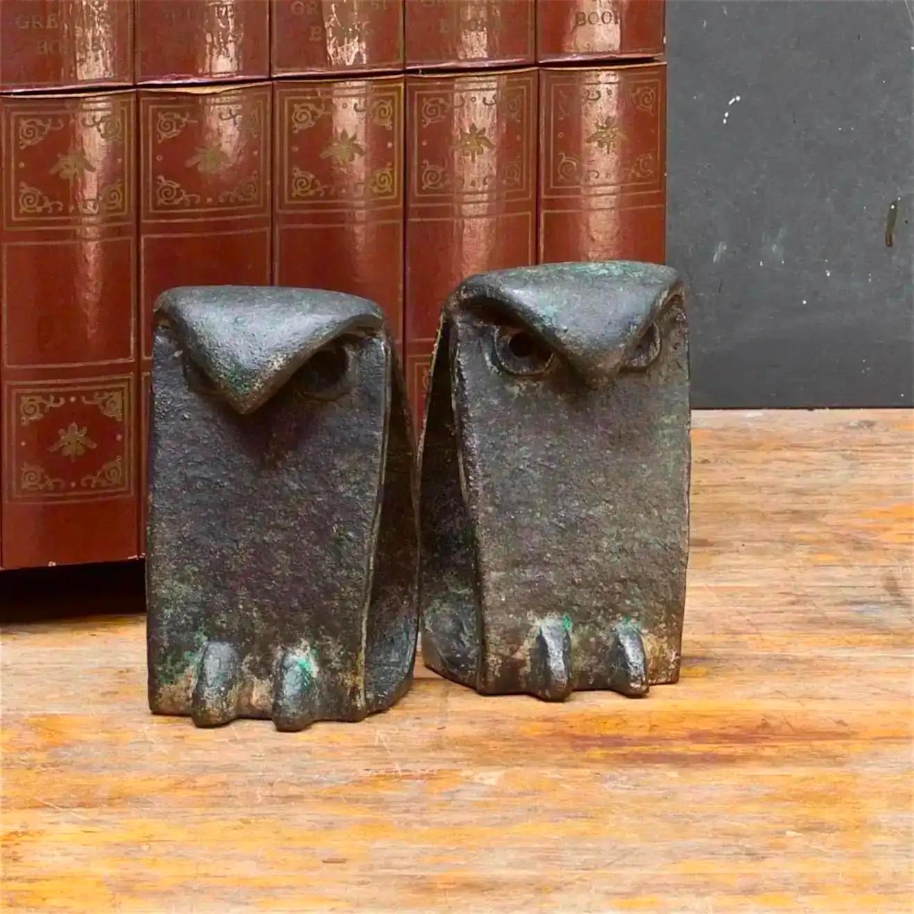 Mid-Century moderno Sculture di gufi giapponesi degli anni '50 Brutalista Metalsmith Birds Ferro nero come Noguchi in vendita