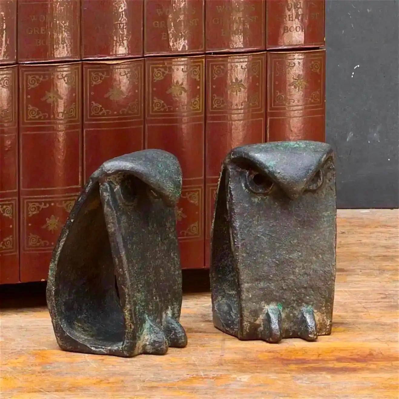 Giapponese Sculture di gufi giapponesi degli anni '50 Brutalista Metalsmith Birds Ferro nero come Noguchi in vendita