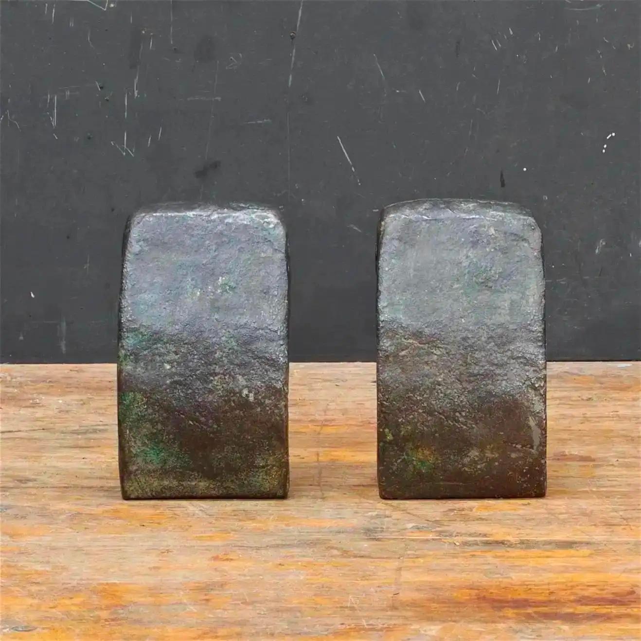 Fatto a mano Sculture di gufi giapponesi degli anni '50 Brutalista Metalsmith Birds Ferro nero come Noguchi in vendita