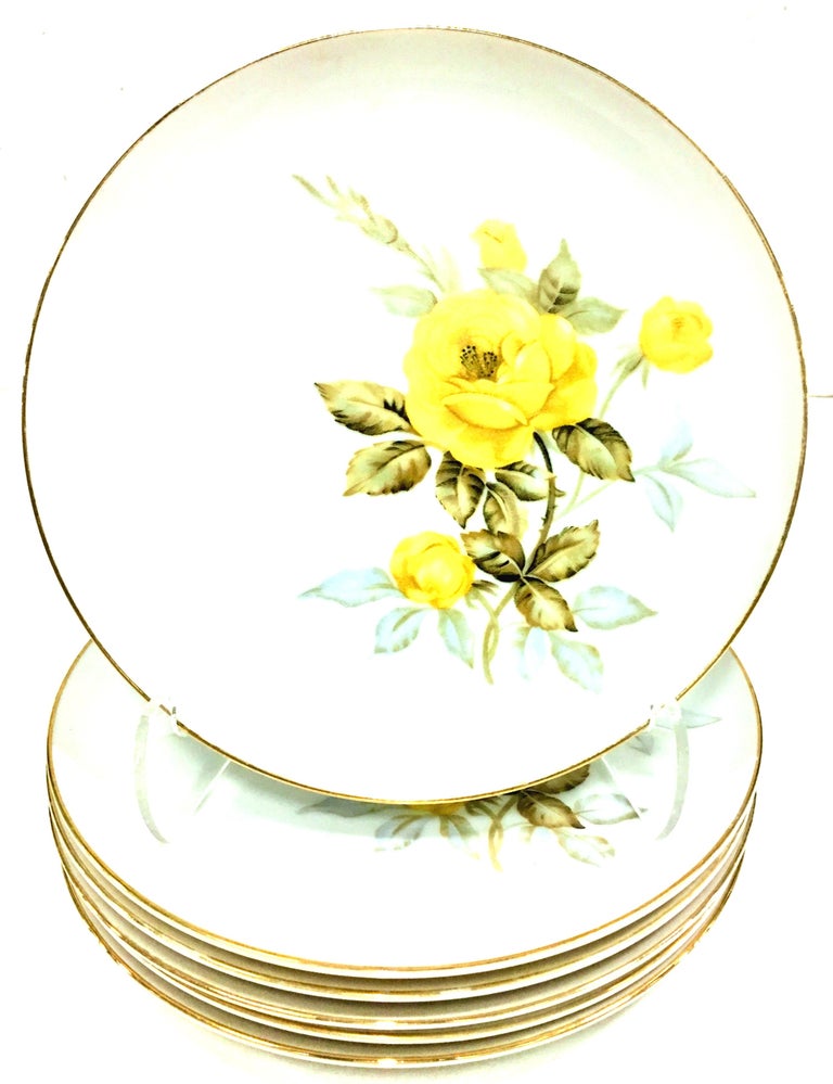 20th Century 1950'S Japanese Porcelain & 22-Karat Gold Dinnerware Set of 24 For Sale
