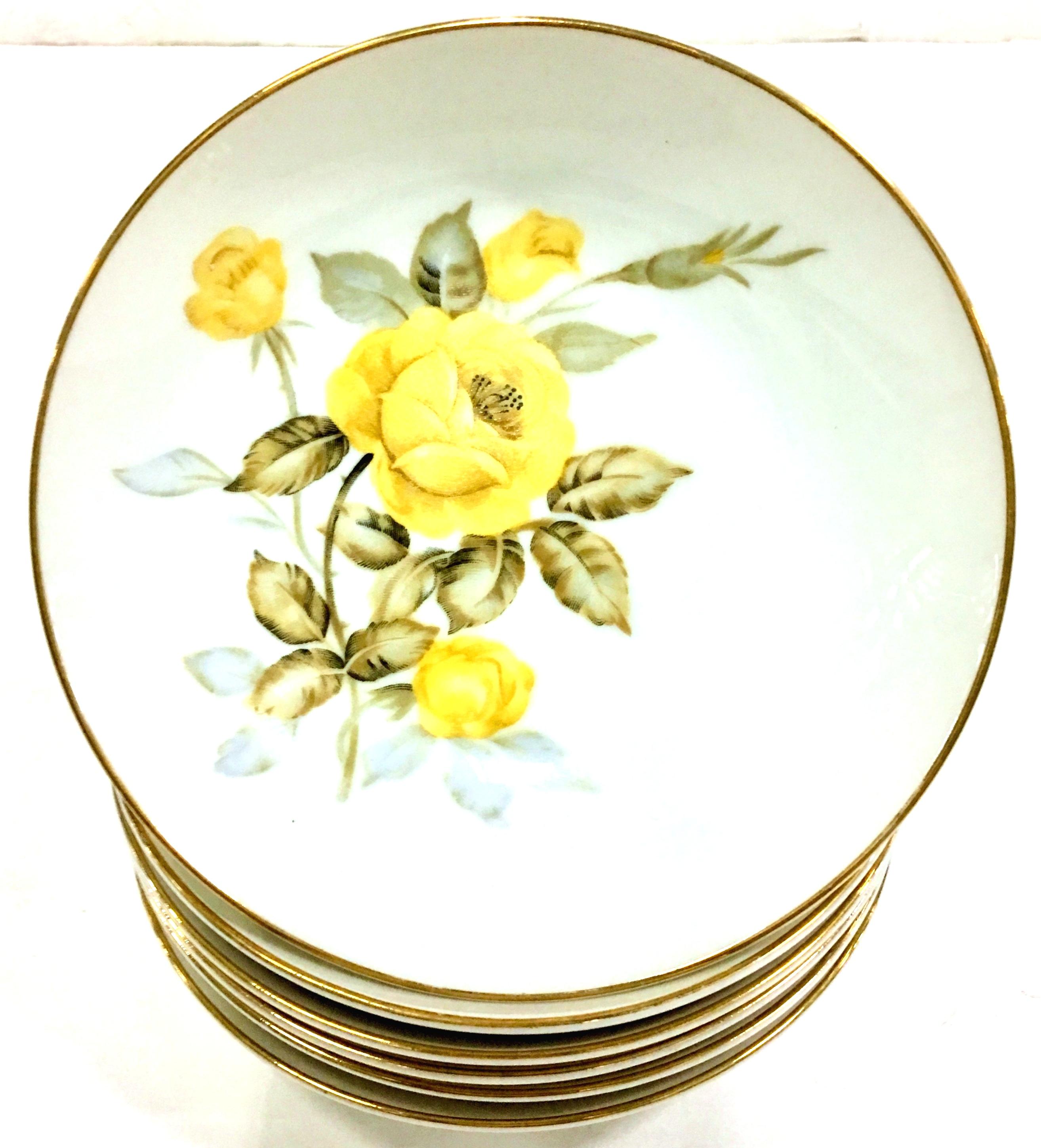 1950'S Japanese Porcelain & 22-Karat Gold Dinnerware Set of 24 In Good Condition For Sale In West Palm Beach, FL