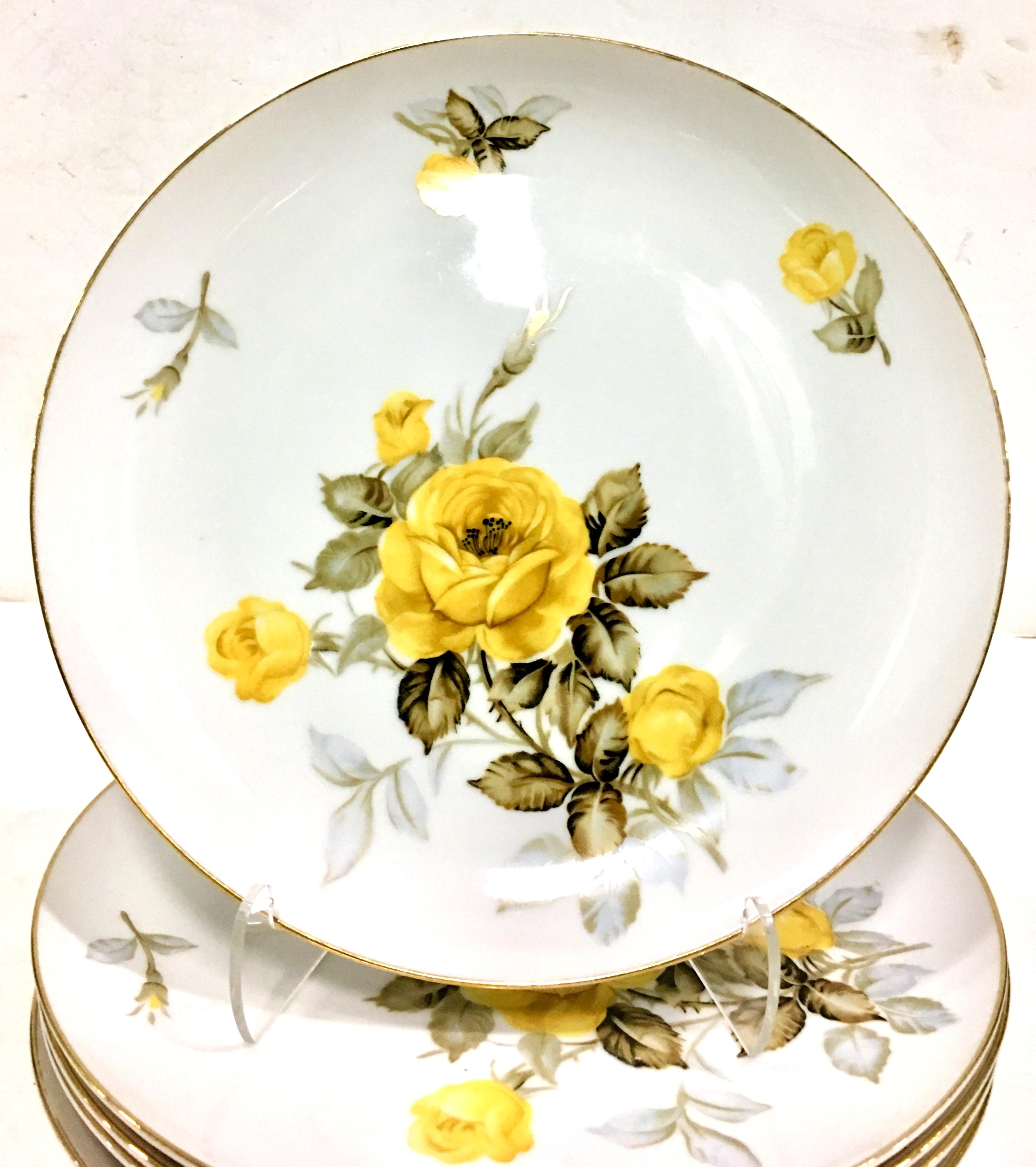 Service de vingt-quatre pièces de vaisselle en porcelaine japonaise du milieu du siècle, 