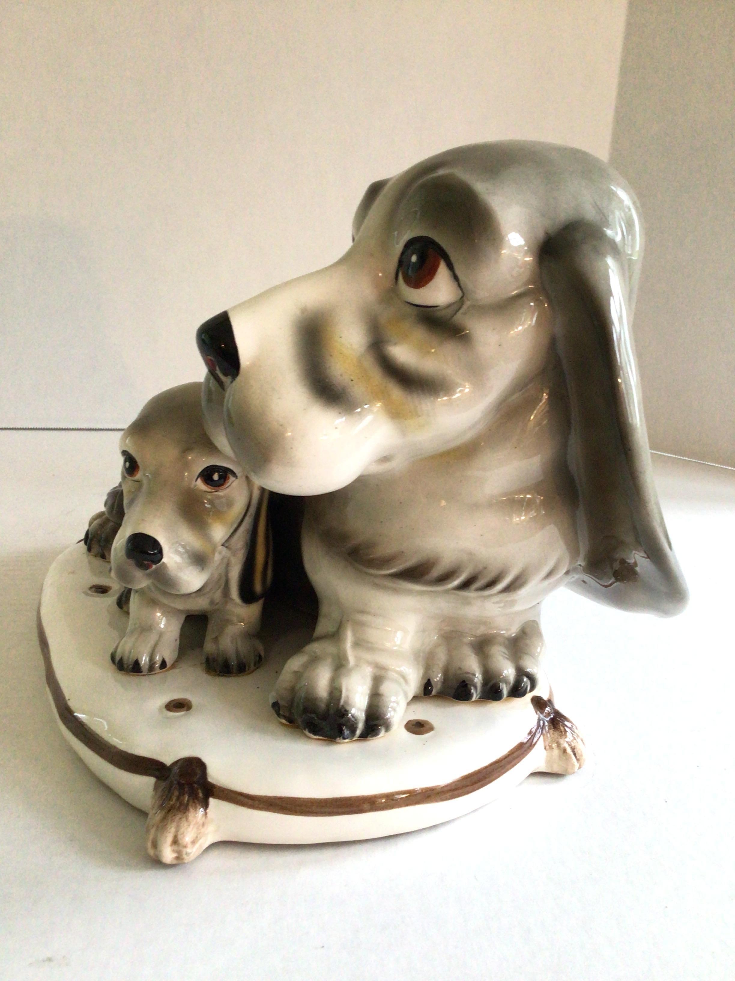 Giapponese Cane da caccia e cucciolo in porcellana giapponese del 1950 su cuscino in vendita
