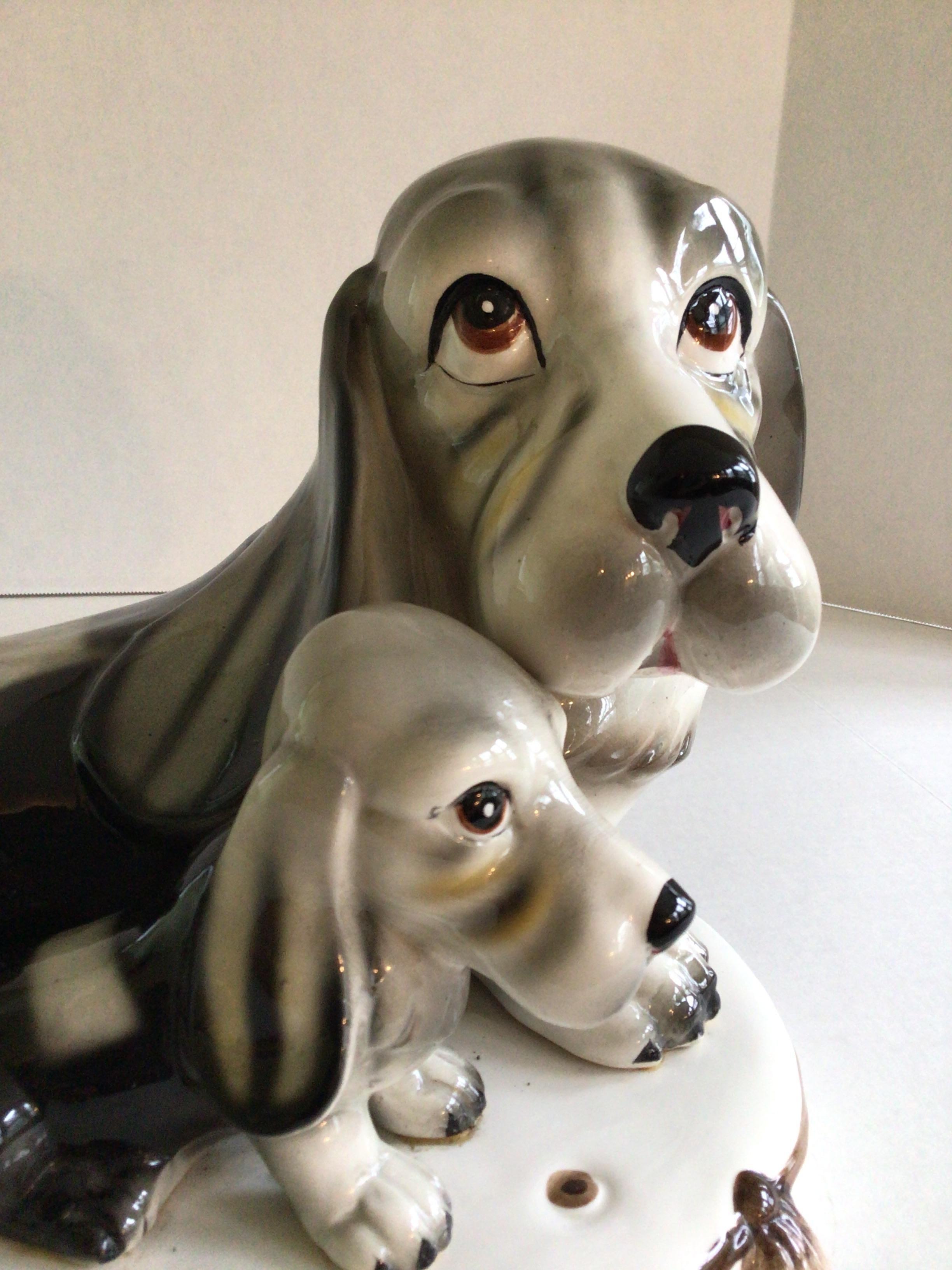 Ceramica Cane da caccia e cucciolo in porcellana giapponese del 1950 su cuscino in vendita