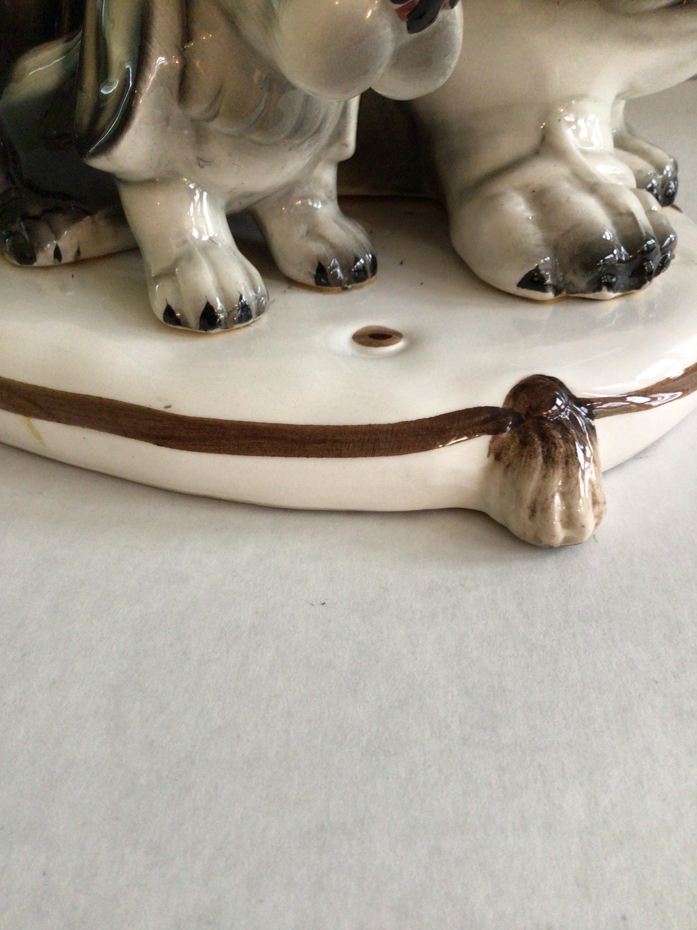 Cane da caccia e cucciolo in porcellana giapponese del 1950 su cuscino in vendita 2