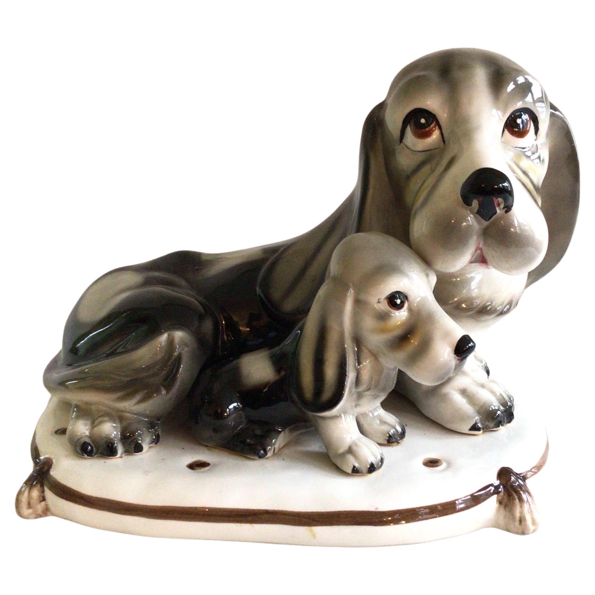 Perro sabueso y cachorro de porcelana japonesa de los años 50 sobre almohada