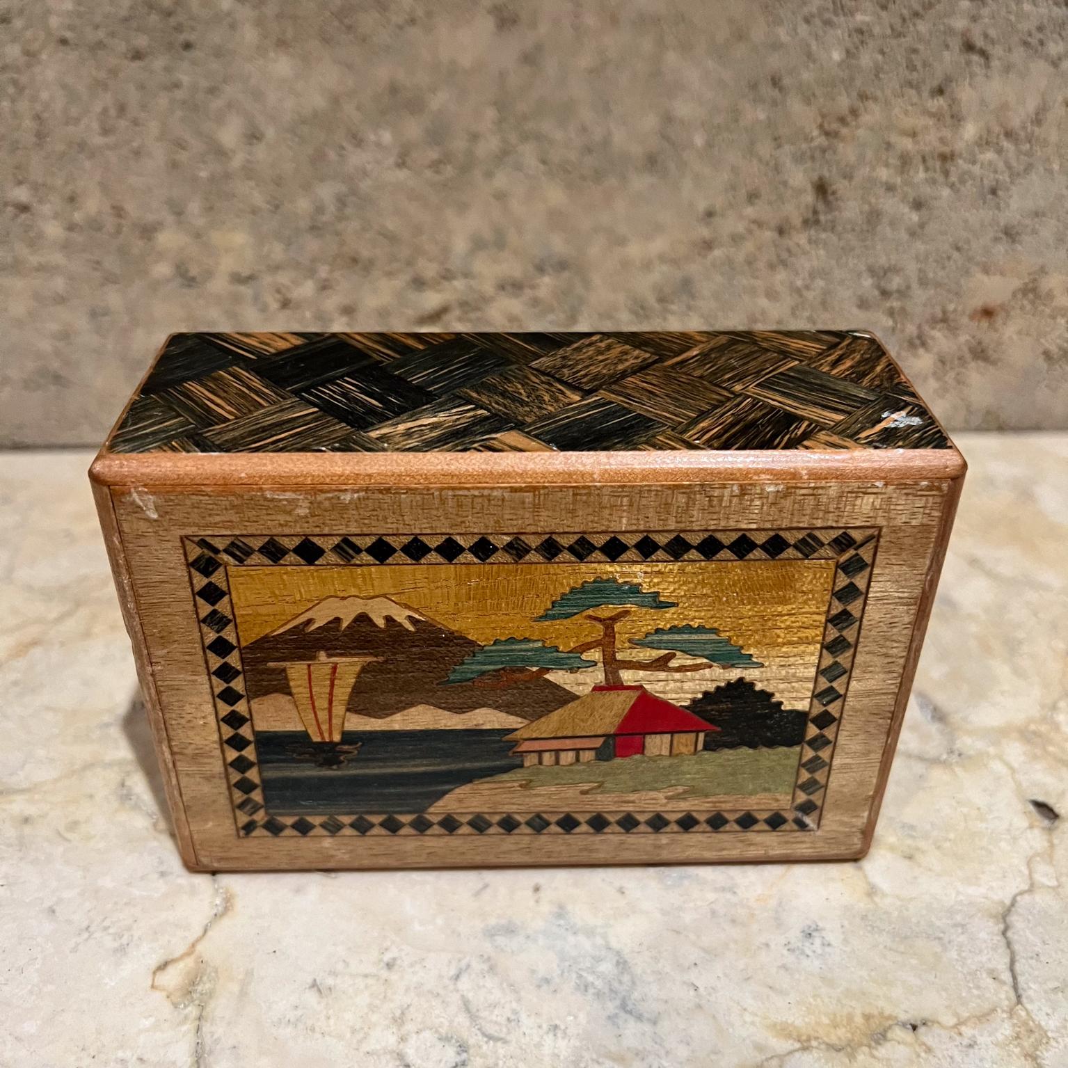 Scatola puzzle segreta giapponese del 1950 con intarsio in legno Mt Fuji floreale in vendita 2