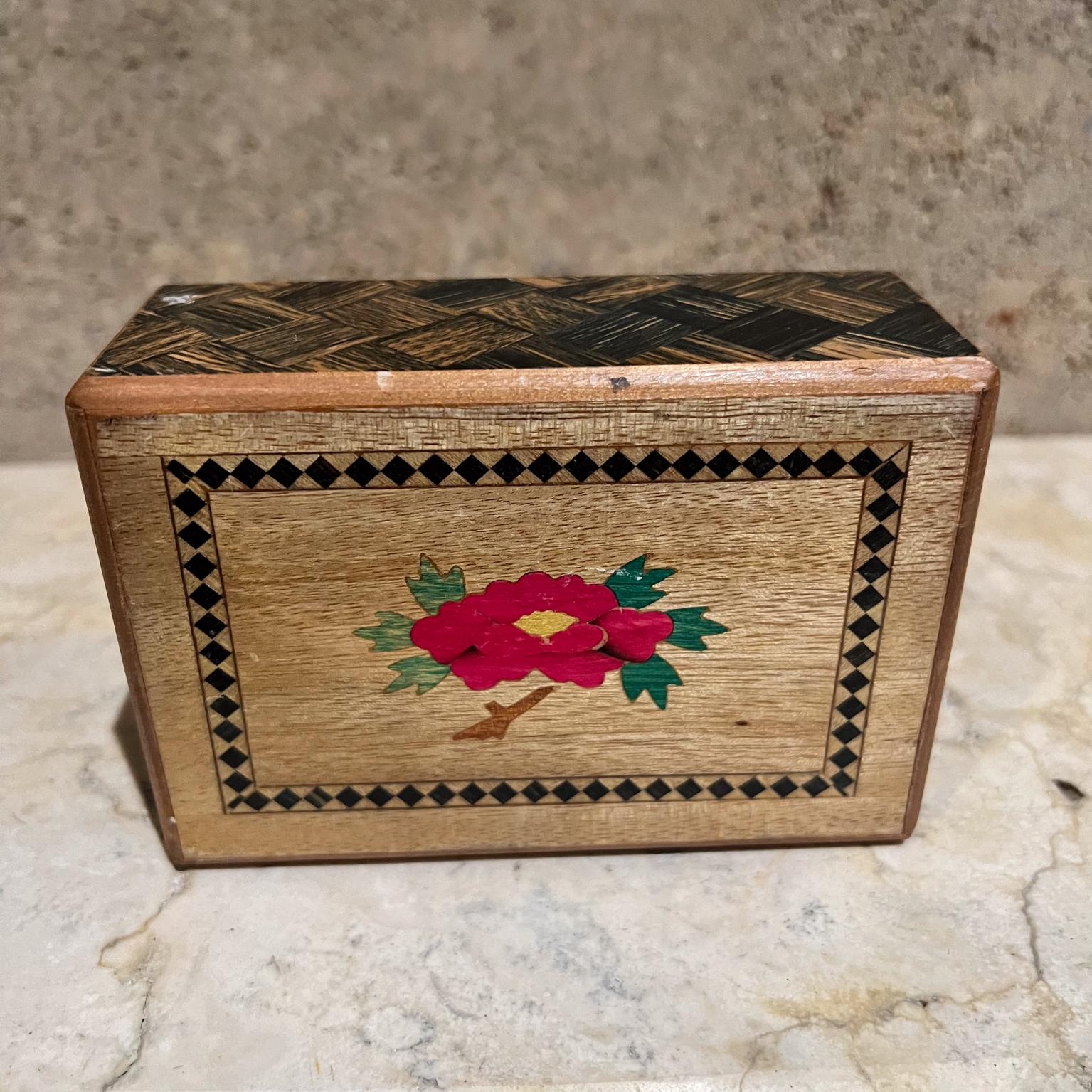 Scatola puzzle segreta giapponese del 1950 con intarsio in legno Mt Fuji floreale in vendita 3