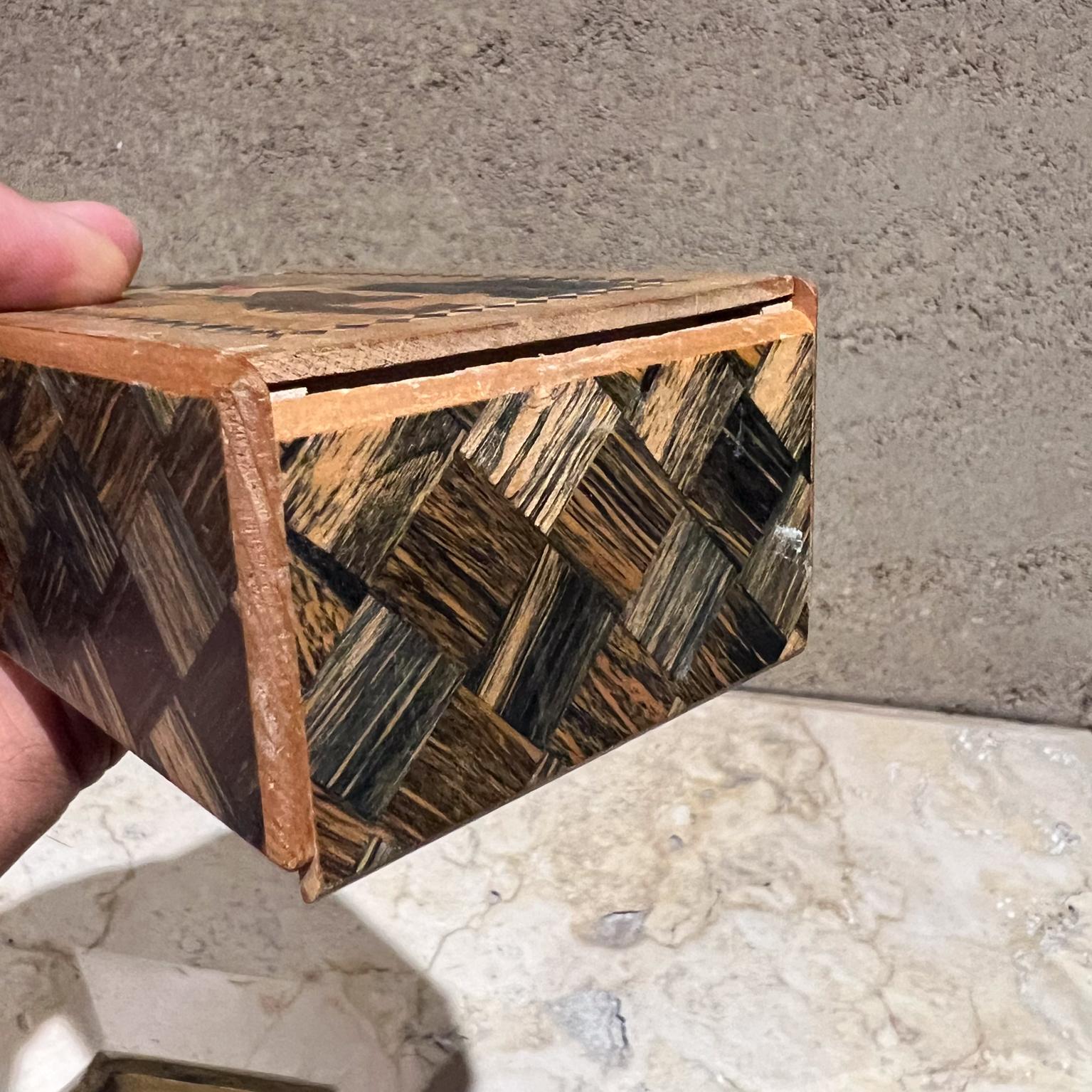 Scatola puzzle segreta giapponese del 1950 con intarsio in legno Mt Fuji floreale in vendita 4