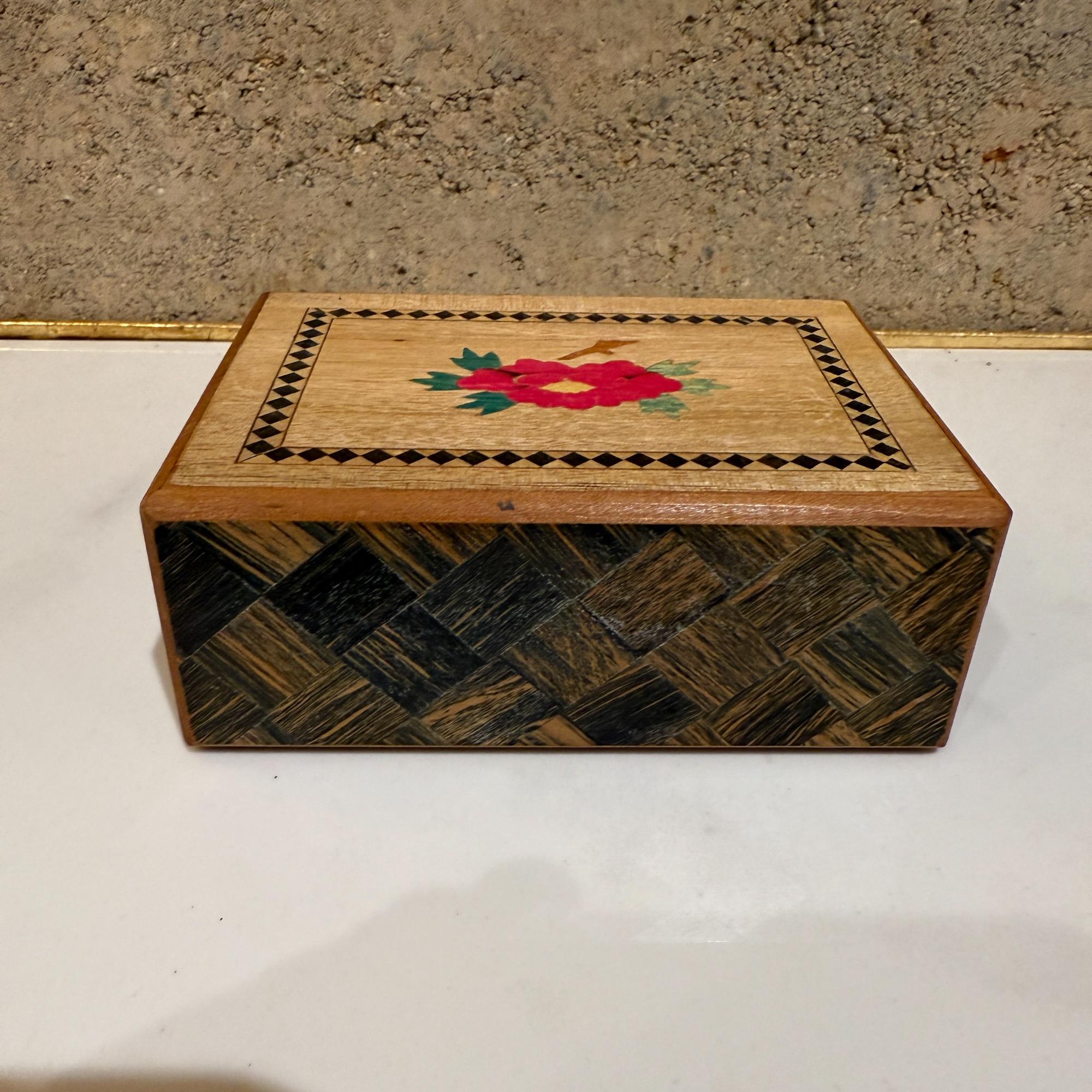 Scatola puzzle segreta giapponese del 1950 con intarsio in legno Mt Fuji floreale in vendita 5