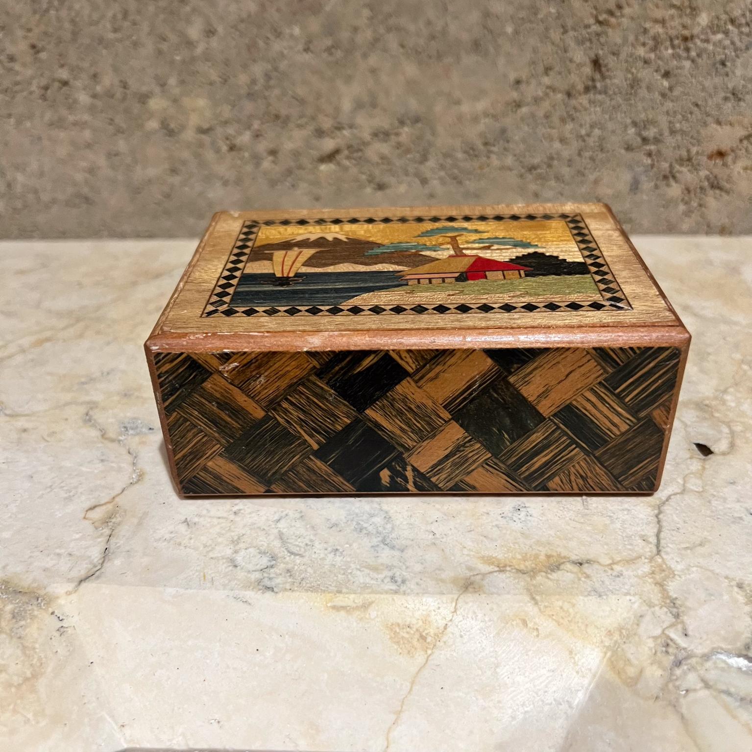 AMBIANIC presenta
Scatola decorativa giapponese degli anni '50 con puzzle segreto e intarsio in legno 
Monte Fuji floreale
1,75 h x 4,5 l x 3,25
Originale d'epoca, vedi immagini.