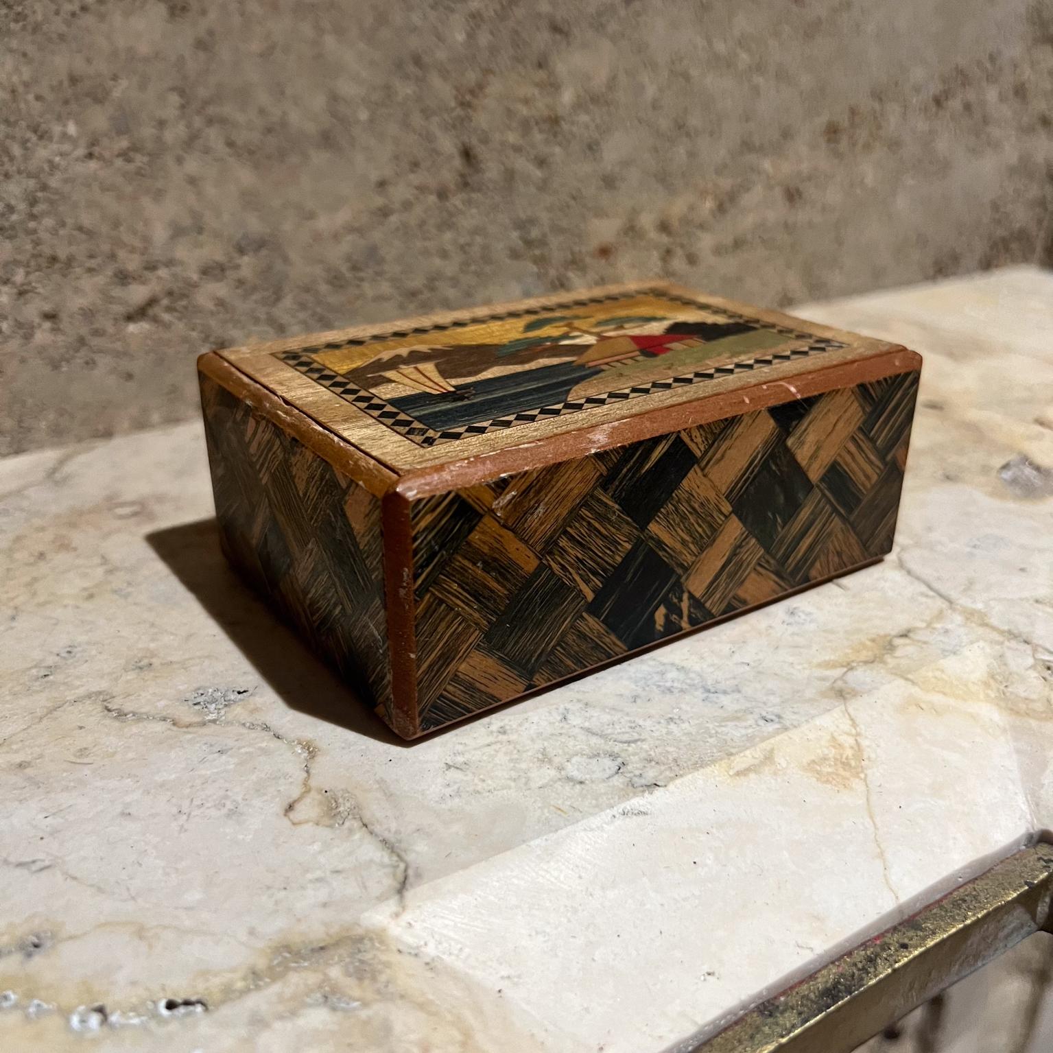 Mid-Century moderno Scatola puzzle segreta giapponese del 1950 con intarsio in legno Mt Fuji floreale in vendita