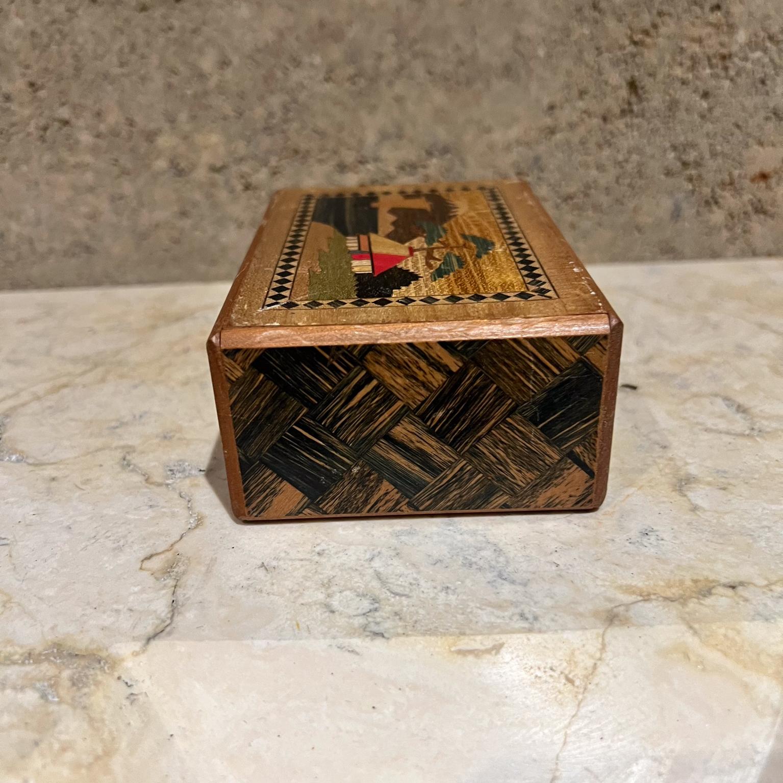 Scatola puzzle segreta giapponese del 1950 con intarsio in legno Mt Fuji floreale In condizioni buone in vendita a Chula Vista, CA