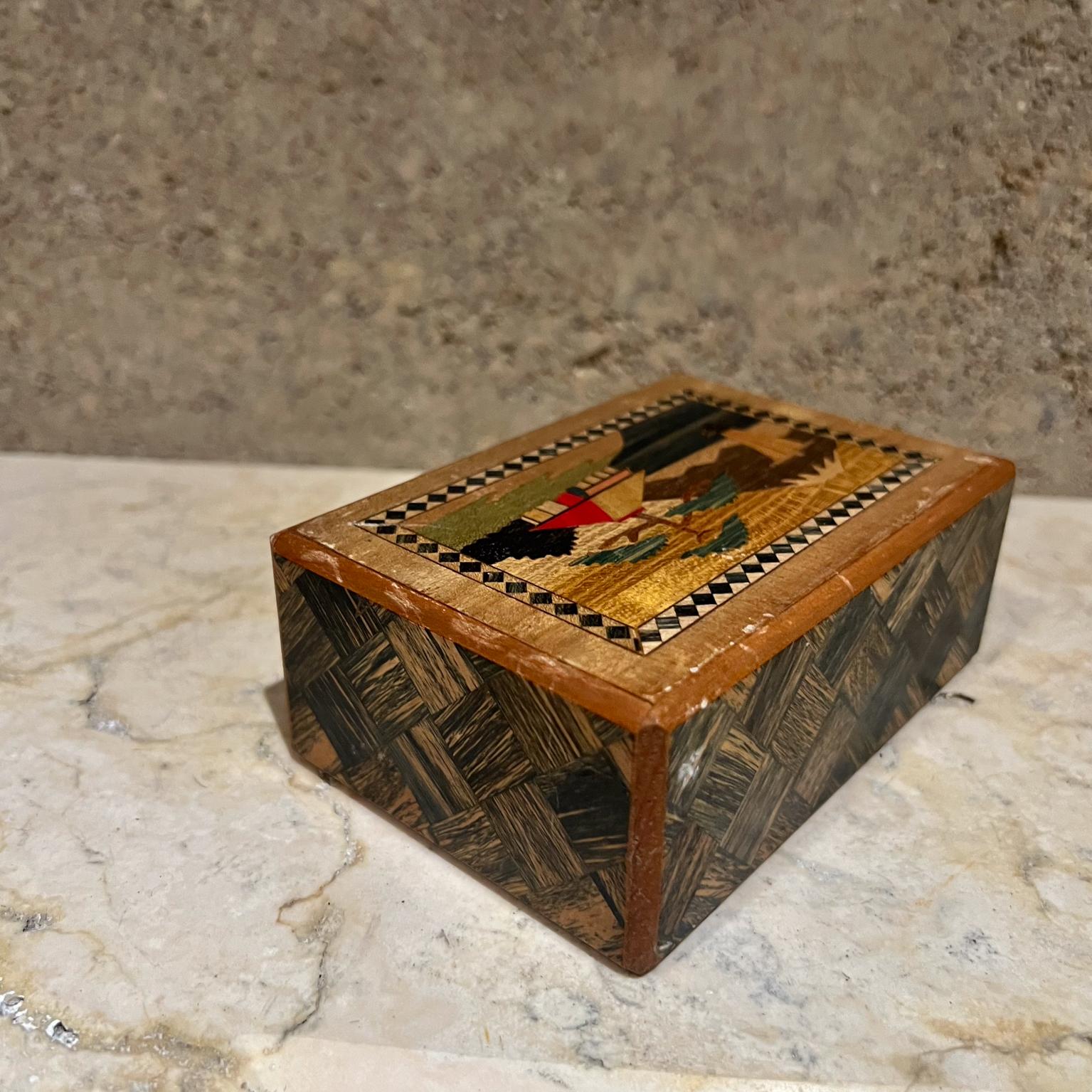XX secolo Scatola puzzle segreta giapponese del 1950 con intarsio in legno Mt Fuji floreale in vendita