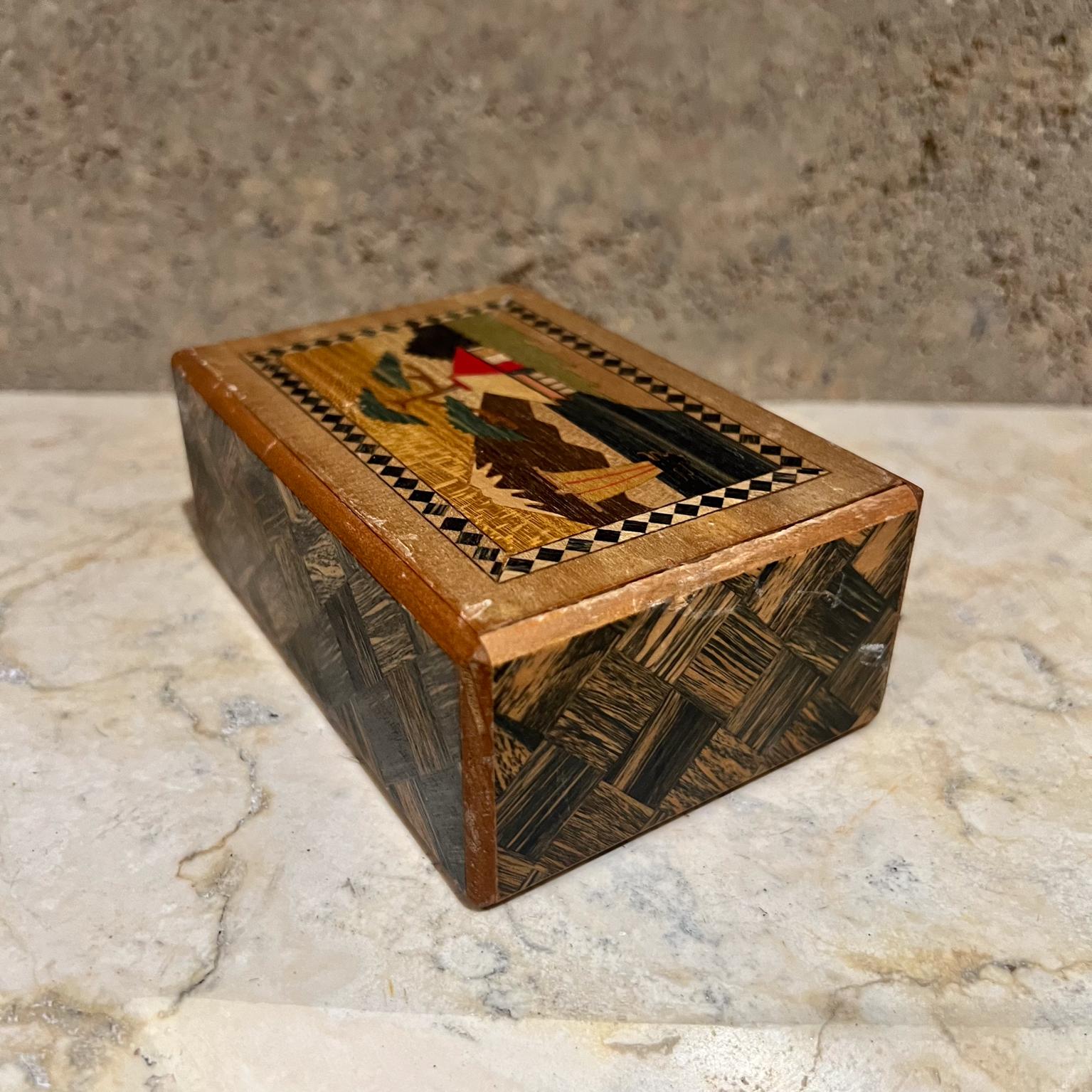 Legno Scatola puzzle segreta giapponese del 1950 con intarsio in legno Mt Fuji floreale in vendita