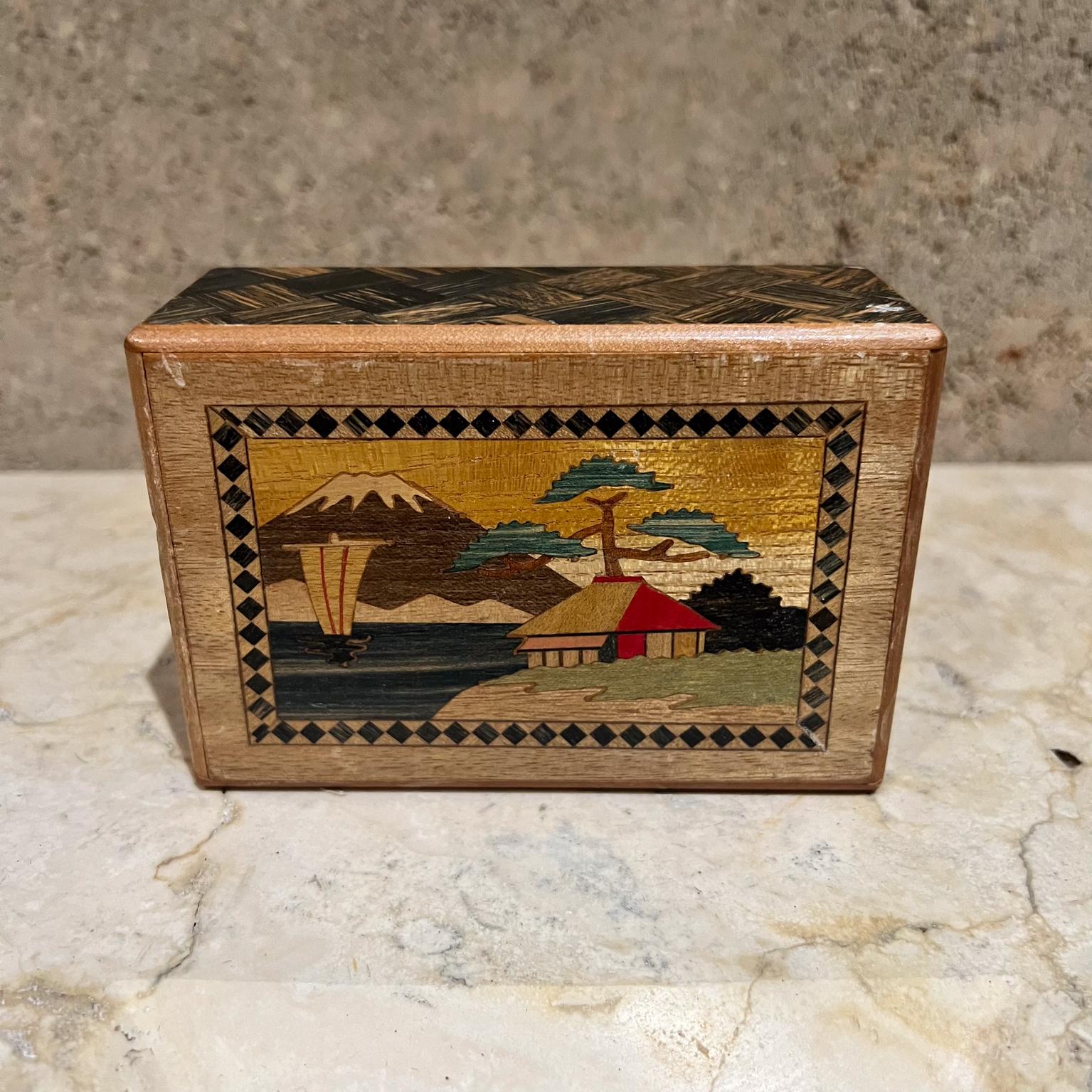 Scatola puzzle segreta giapponese del 1950 con intarsio in legno Mt Fuji floreale in vendita 1