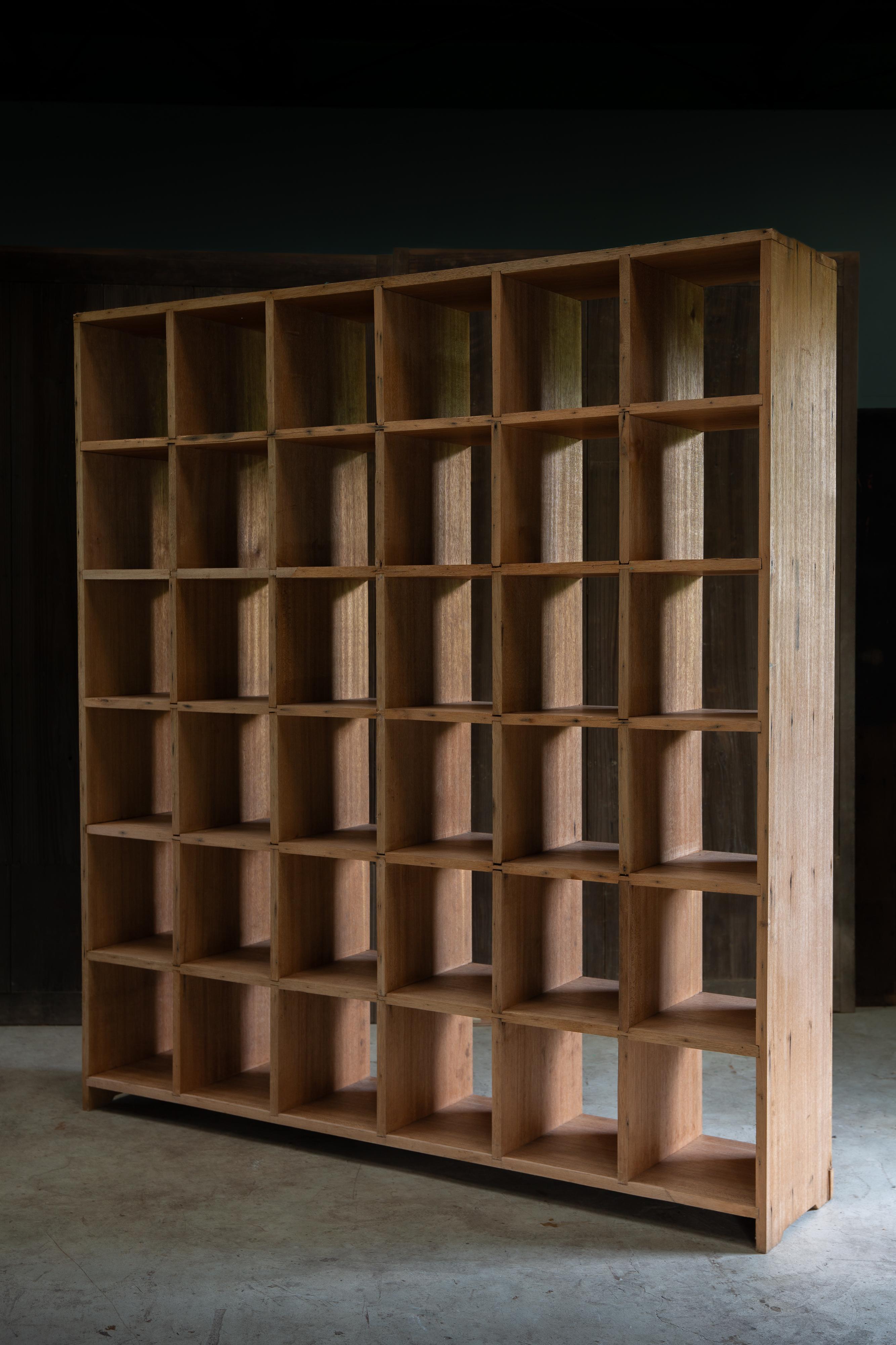 1950s Japanese vintage solid wood tall square open shelf unit wabi sabi japandi In Good Condition For Sale In 常陸大宮市, JP