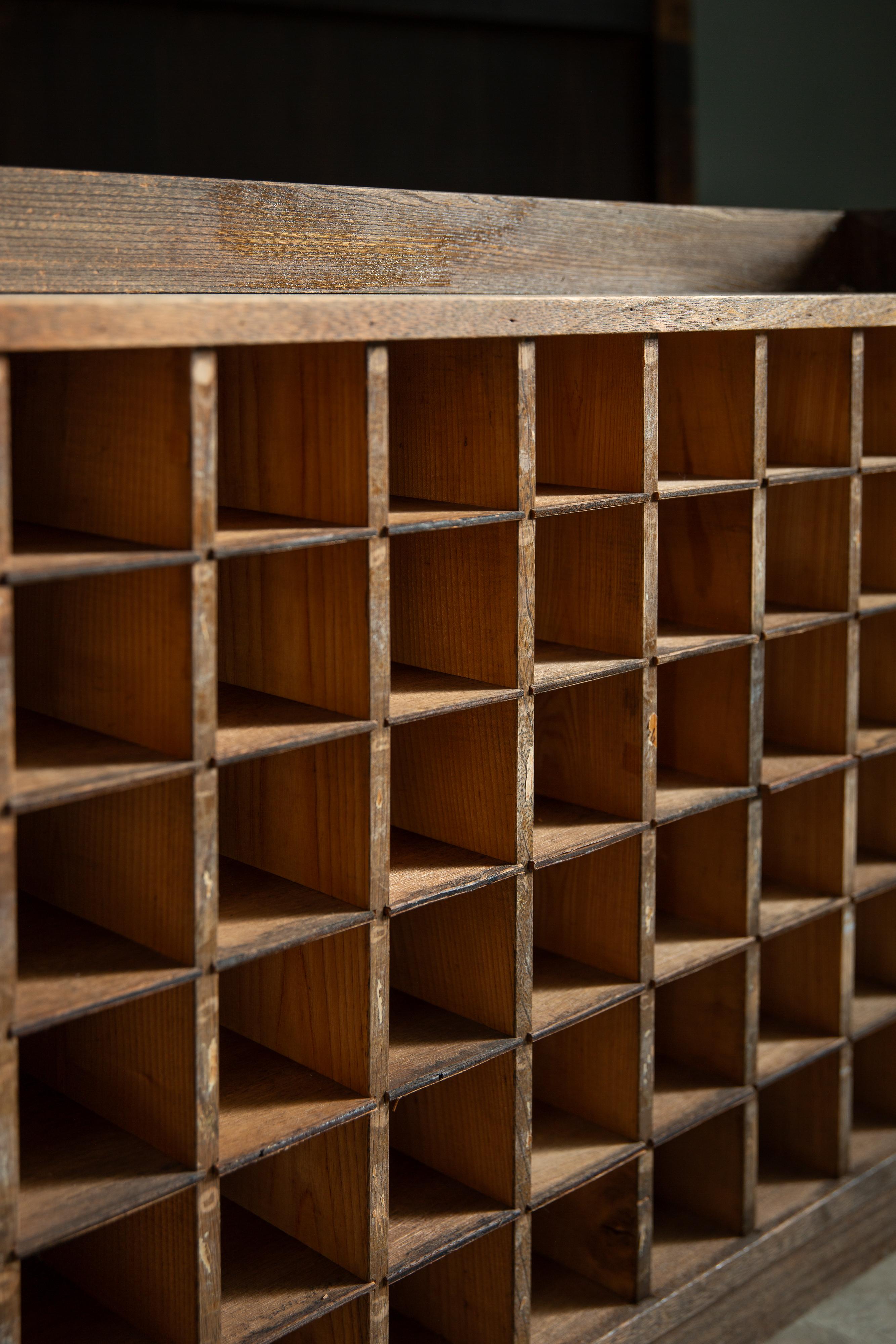 1950s Japonés vintage madera vitrina cuadrada, coleccionistas gabinete orgánico en venta 3