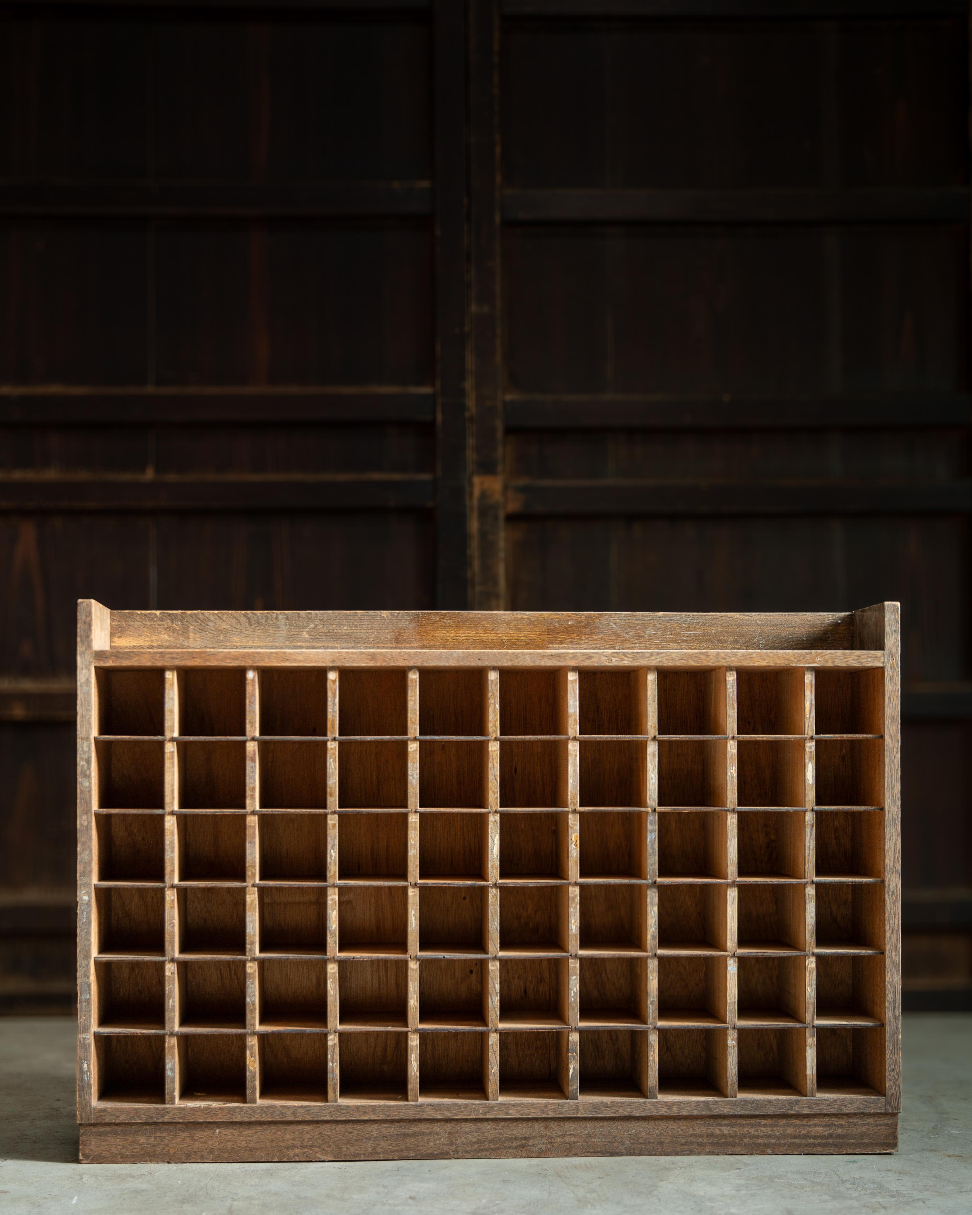 1950s Japonés vintage madera vitrina cuadrada, coleccionistas gabinete orgánico en venta 4