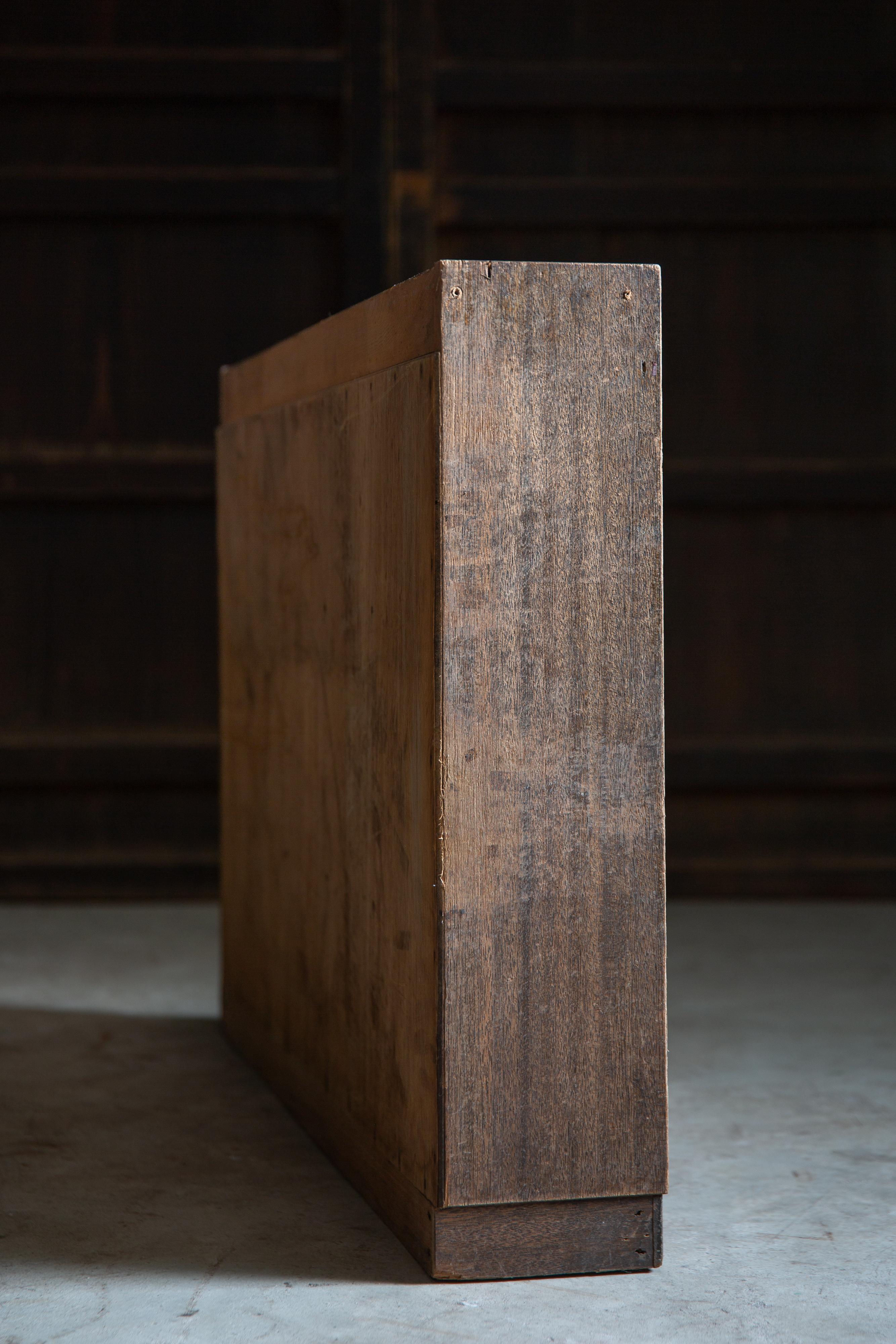 1950s Japonés vintage madera vitrina cuadrada, coleccionistas gabinete orgánico en venta 5