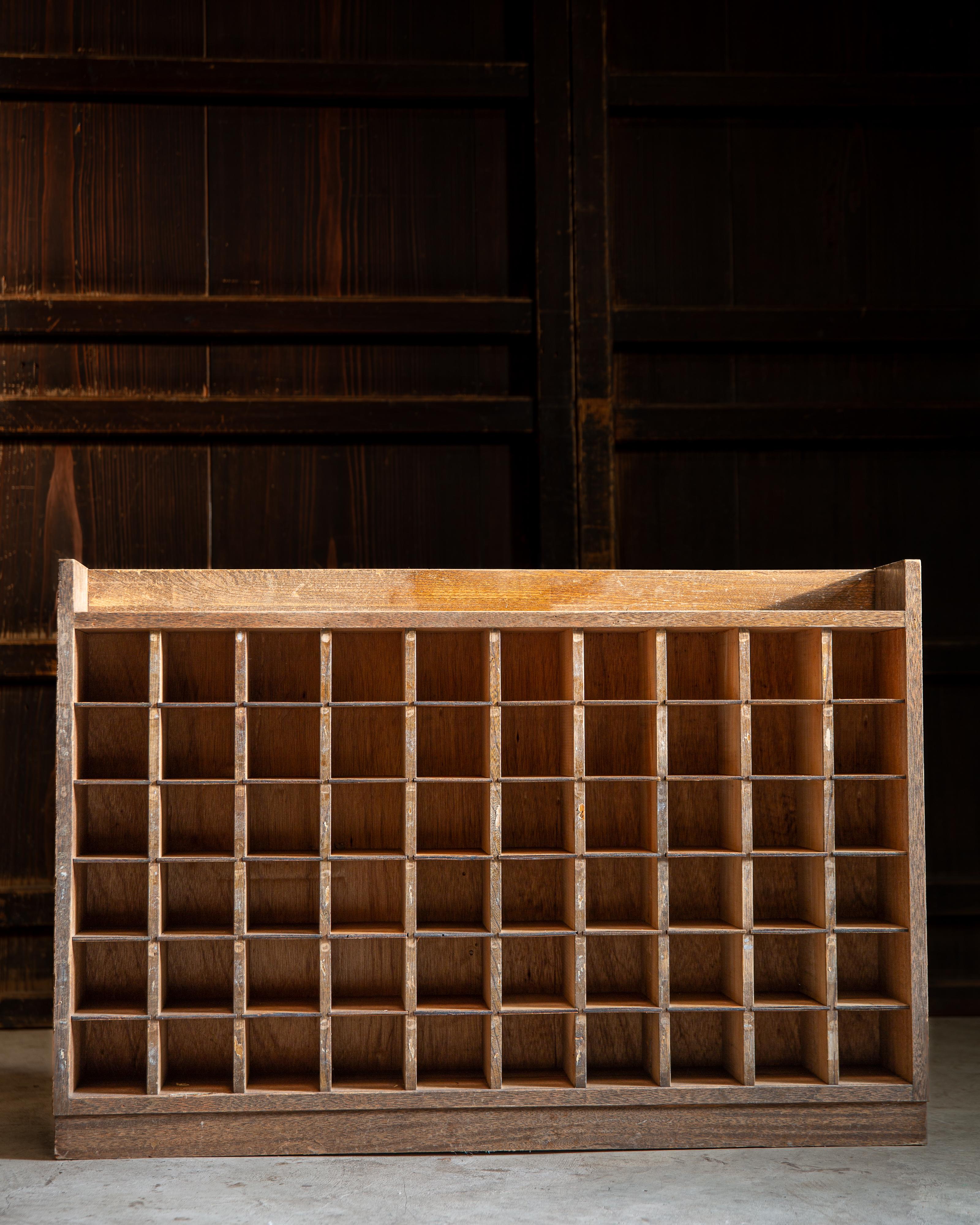 1950s Japonés vintage madera vitrina cuadrada, coleccionistas gabinete orgánico Moderno orgánico en venta