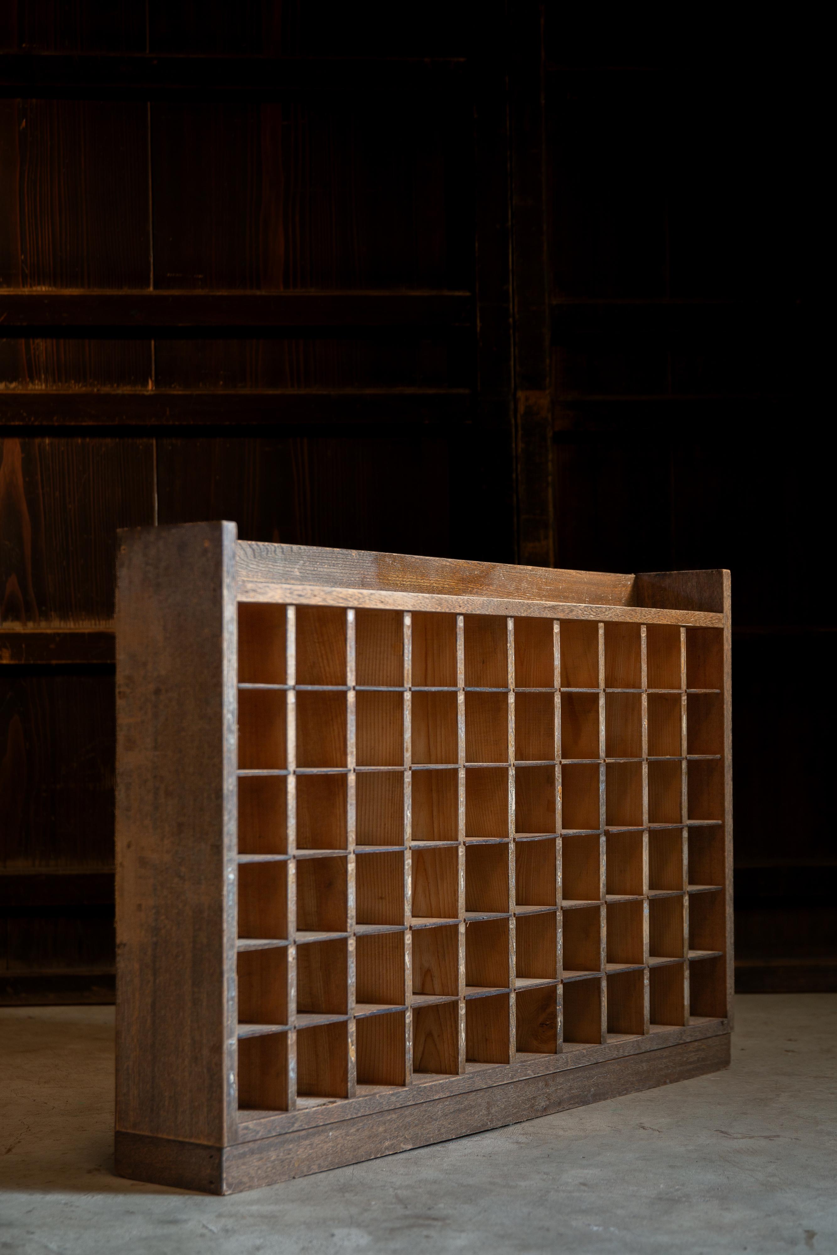 1950s Japonés vintage madera vitrina cuadrada, coleccionistas gabinete orgánico Carpintería en venta