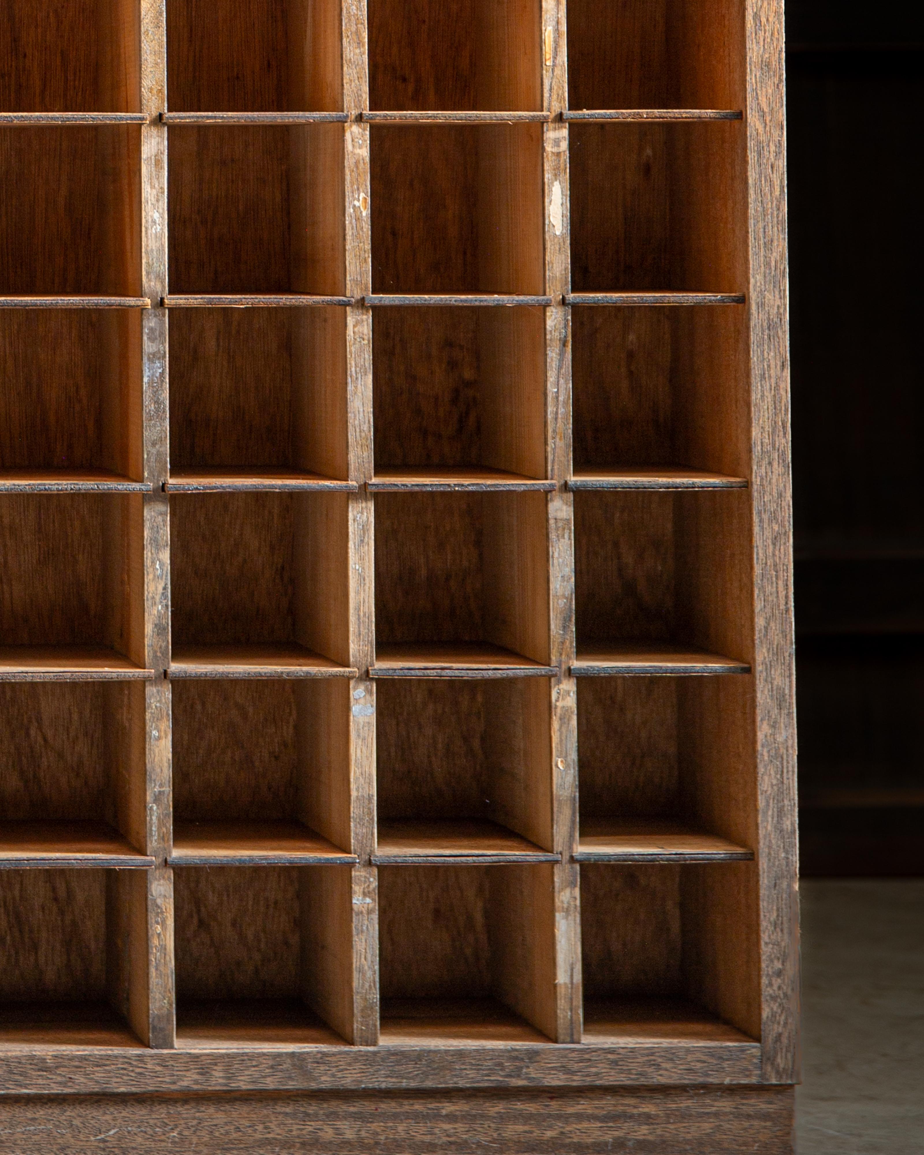 1950s Japonés vintage madera vitrina cuadrada, coleccionistas gabinete orgánico en Bueno estado para la venta en 常陸大宮市, JP