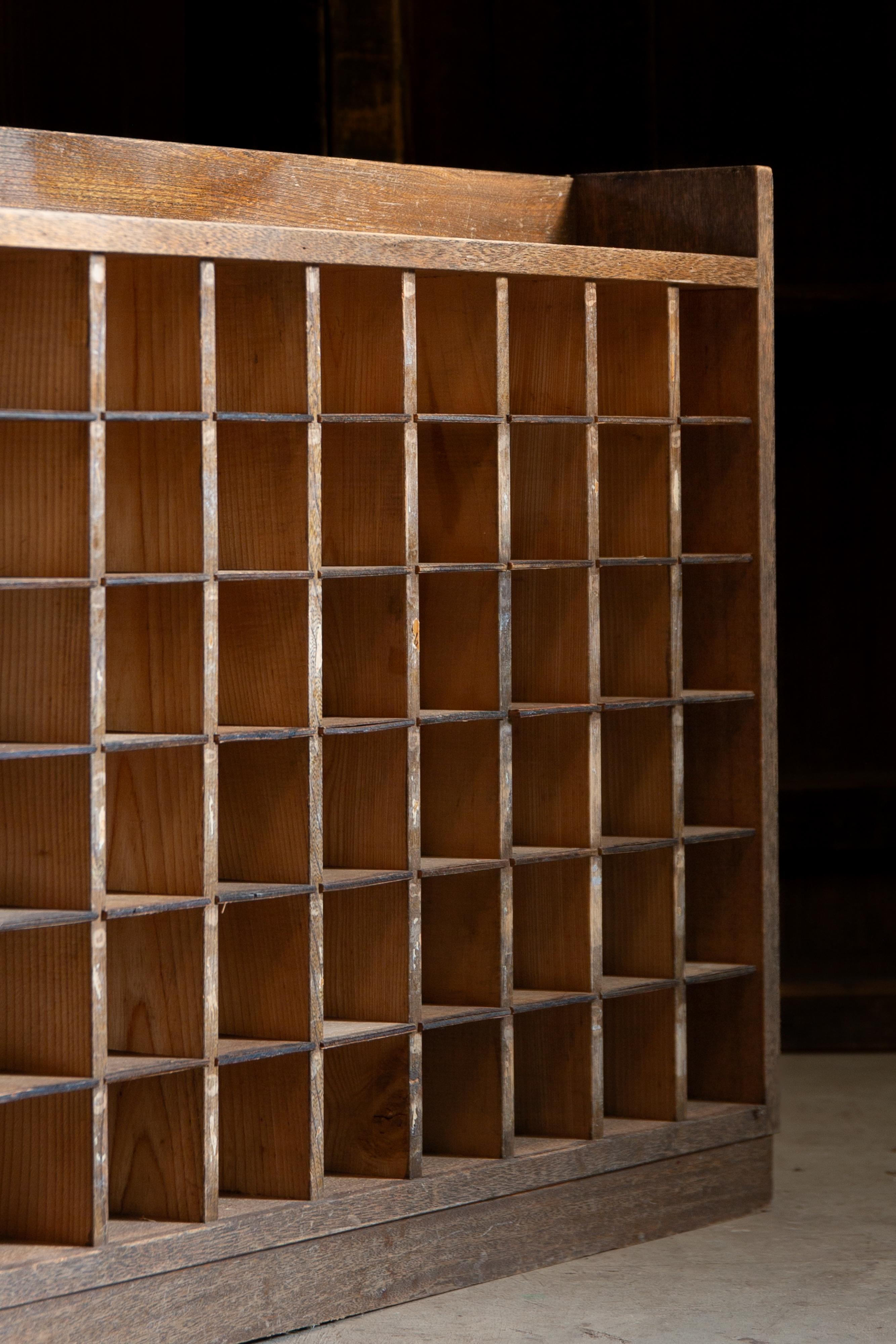 1950s Japonés vintage madera vitrina cuadrada, coleccionistas gabinete orgánico siglo XX en venta