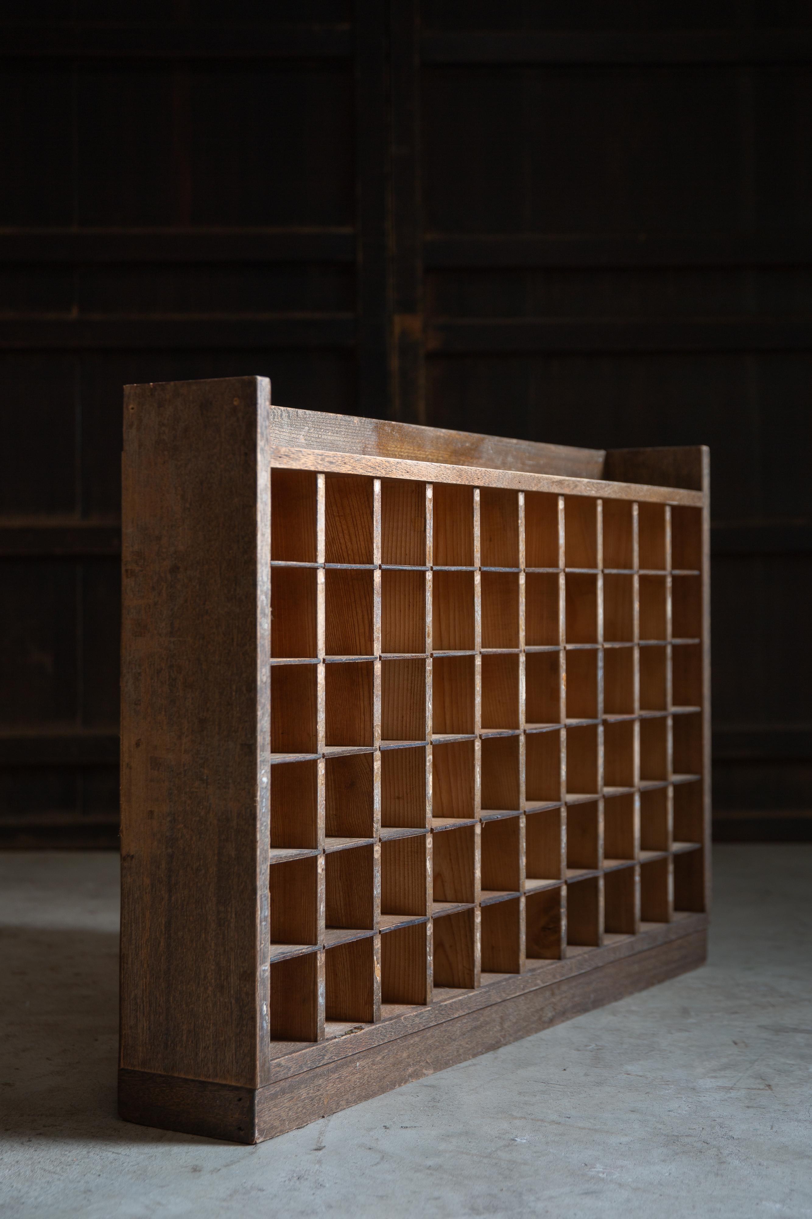 1950s Japonés vintage madera vitrina cuadrada, coleccionistas gabinete orgánico Madera en venta