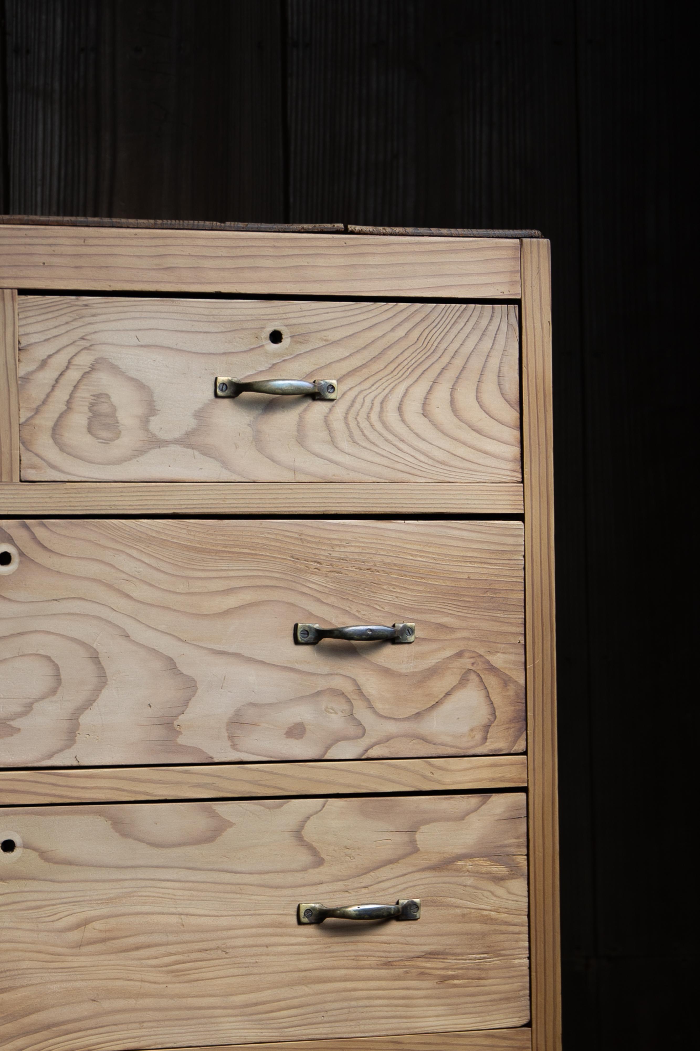 Cómoda japonesa vintage de madera tansu de los años 1940, wabi sabi organic Japandi en venta 10