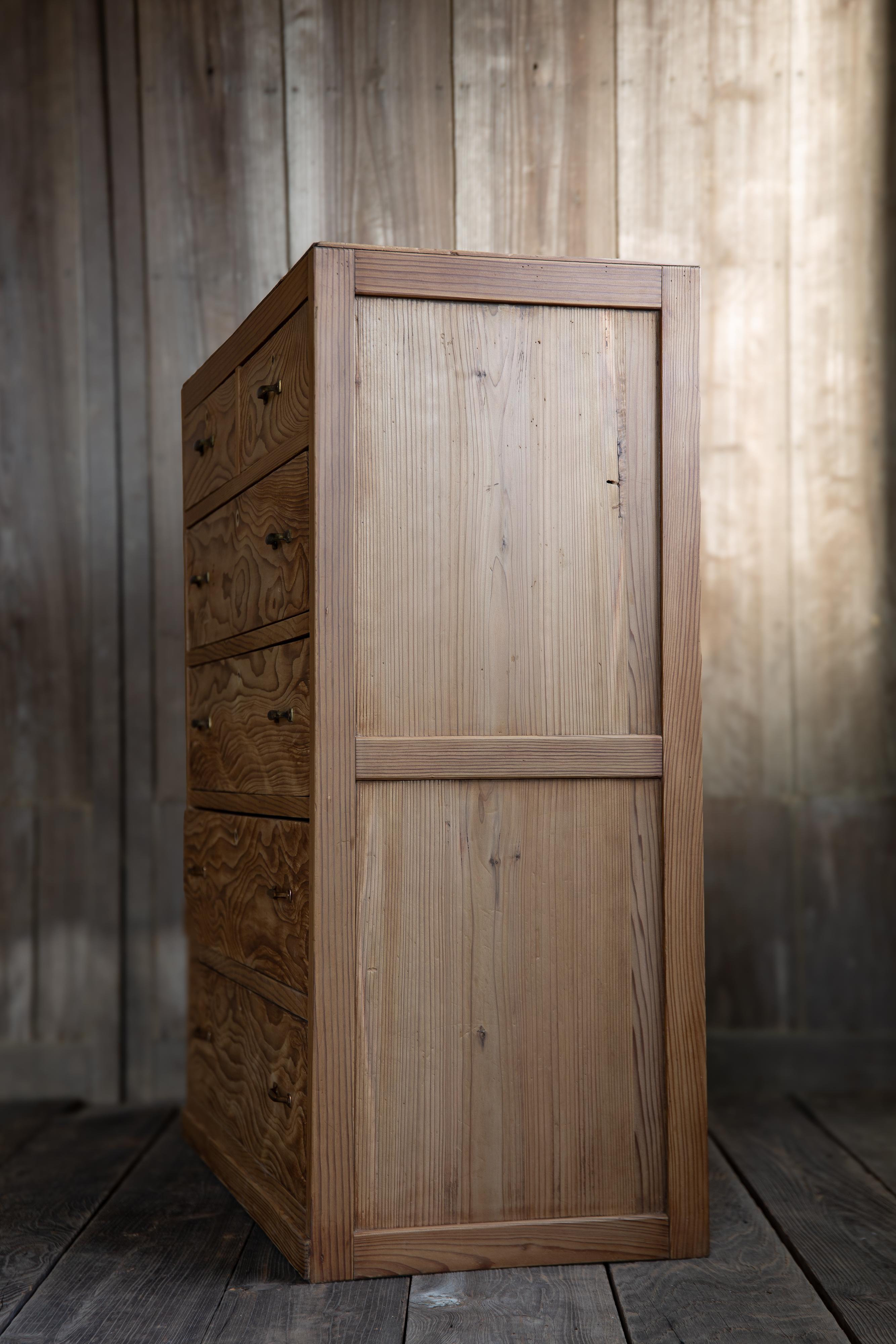 Cómoda japonesa vintage de madera tansu de los años 1940, wabi sabi organic Japandi en venta 2