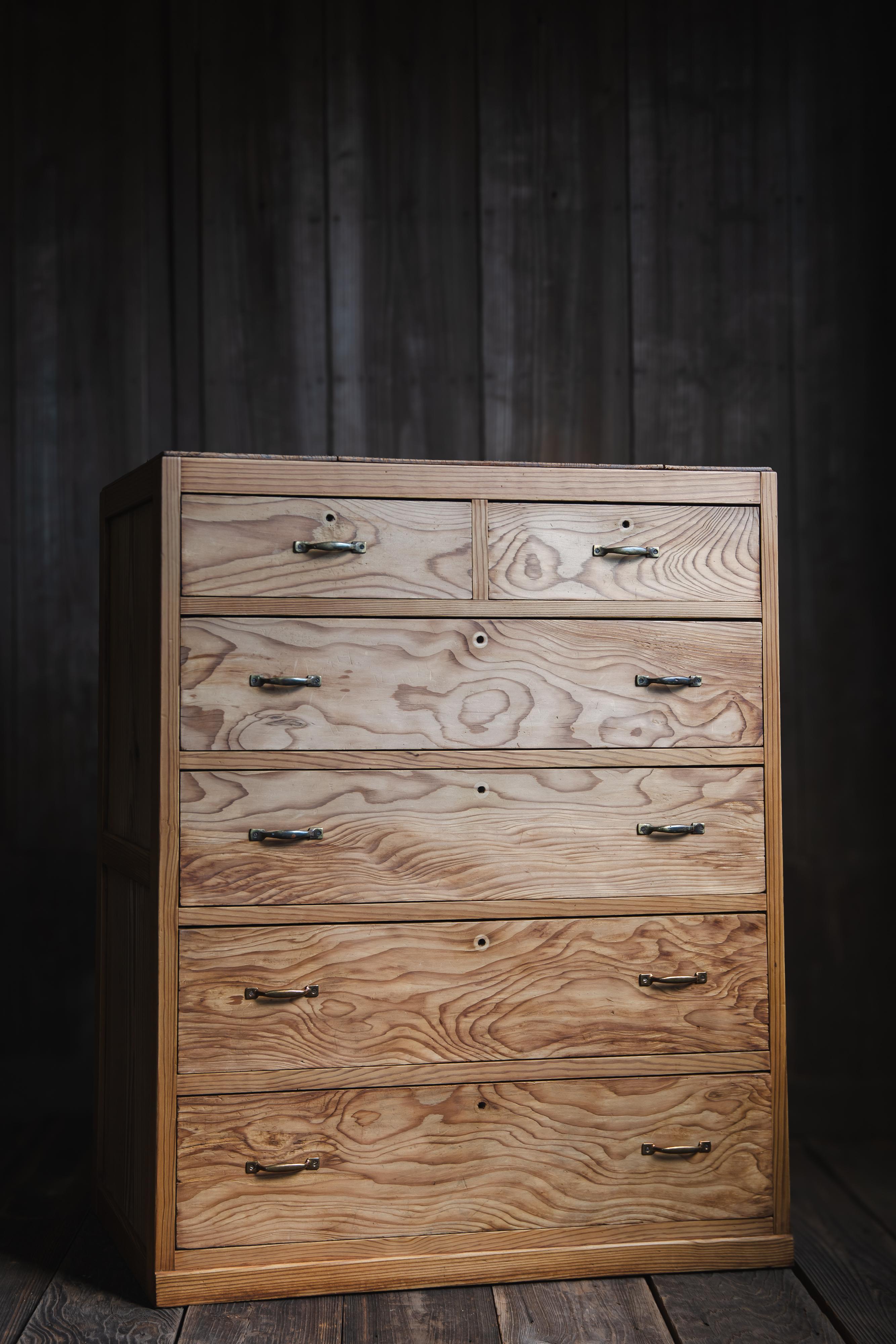 Cómoda japonesa vintage de madera tansu de los años 1940, wabi sabi organic Japandi Moderno orgánico en venta