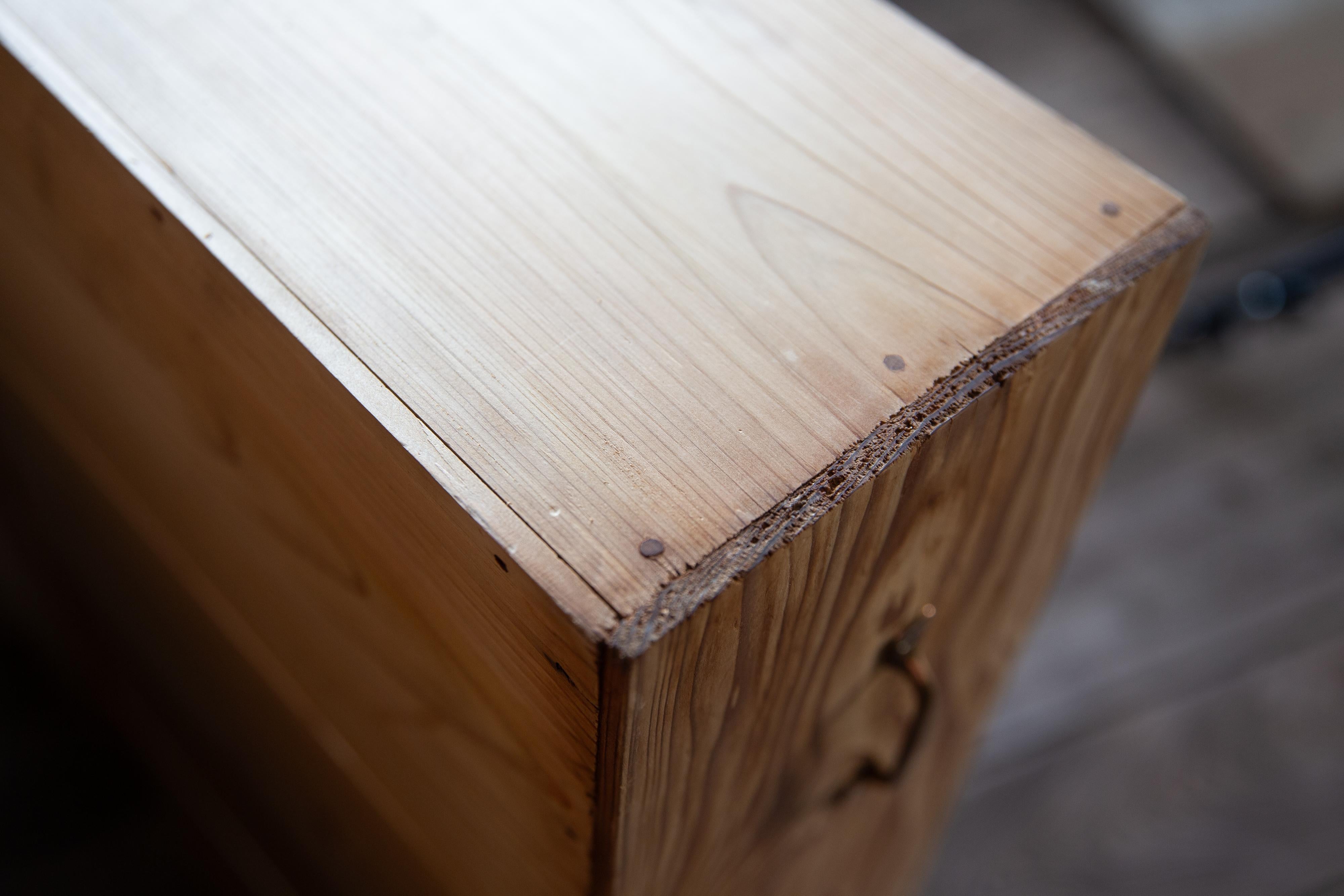 Cómoda japonesa vintage de madera tansu de los años 1940, wabi sabi organic Japandi en venta 1