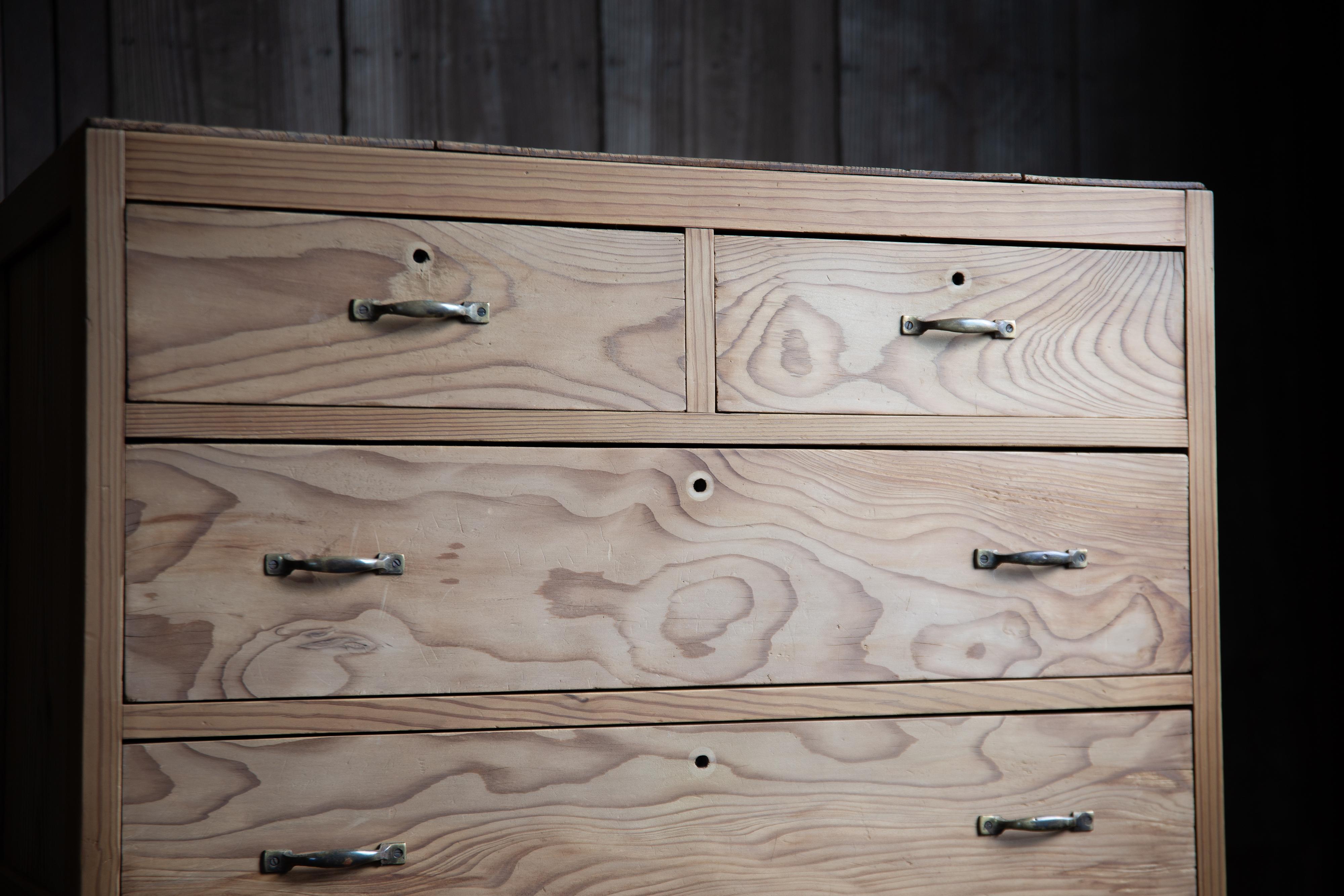Cómoda japonesa vintage de madera tansu de los años 1940, wabi sabi organic Japandi en Bueno estado para la venta en 常陸大宮市, JP