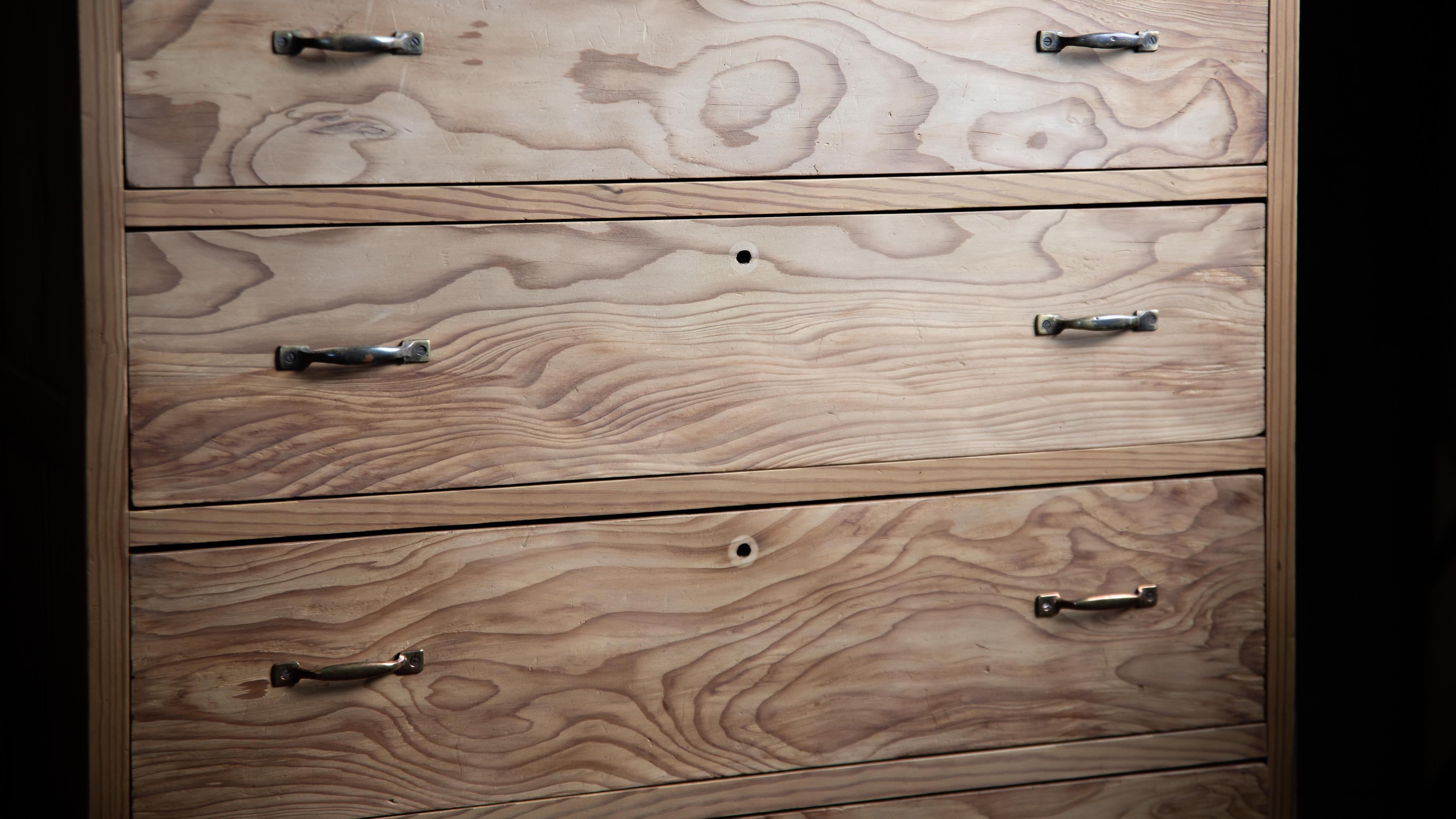 Cómoda japonesa vintage de madera tansu de los años 1940, wabi sabi organic Japandi mediados del siglo XX en venta