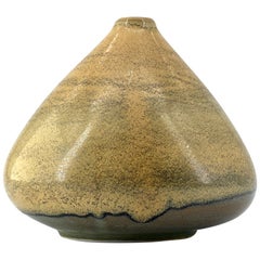 Japanische gekippte sandfarbene asymmetrische Wabi-Sabi-Knospenvase aus Porzellan, 1950er Jahre, MCM