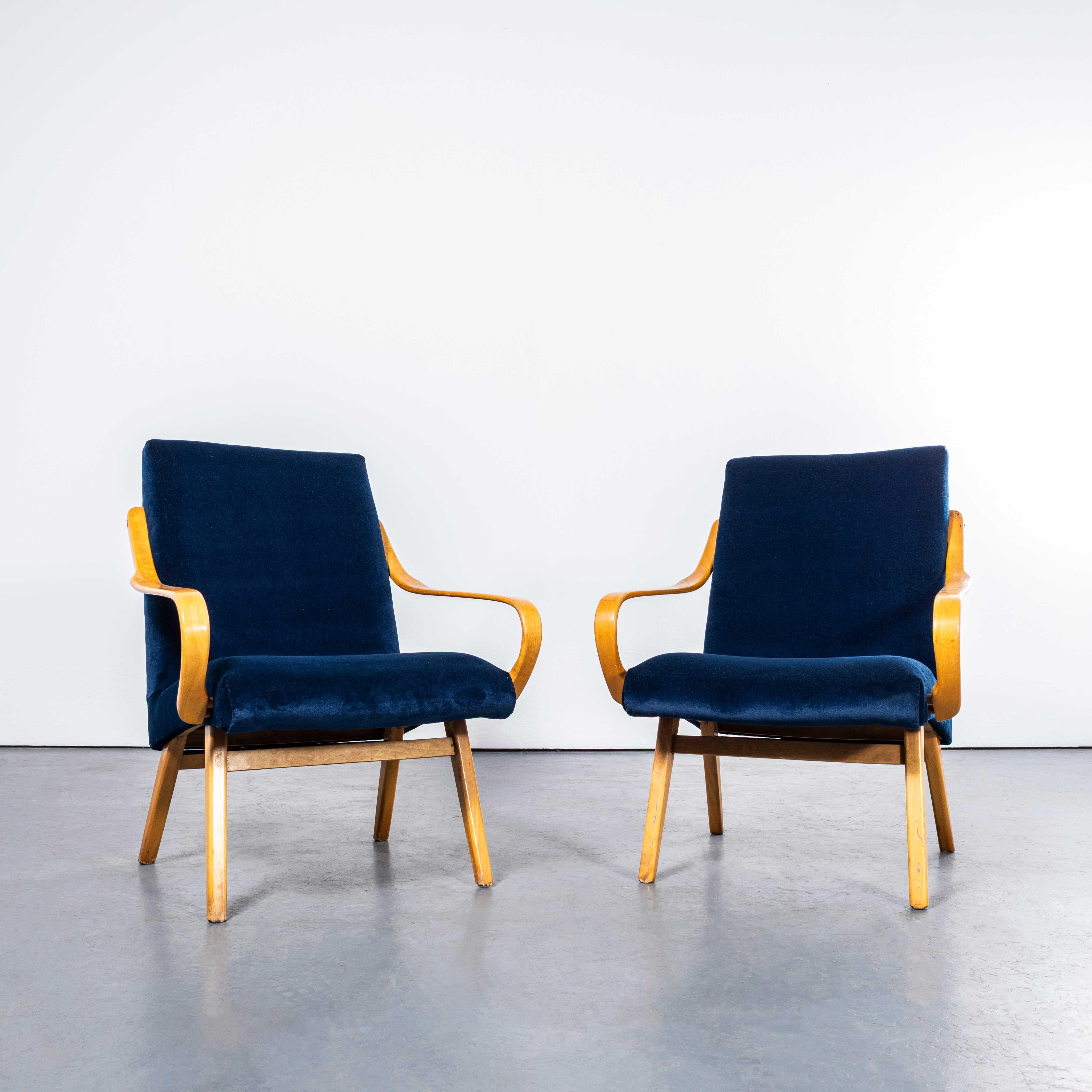 Sillones Retapizados Jaroslav Šmídek Azul Oscuro Años 50 - Pareja. 

Procedente directamente de la República Checa, es uno de los diseños más elegantes de Šmídek para Jitona. Los bastidores son de haya y están en excelente estado. Las sillas se han