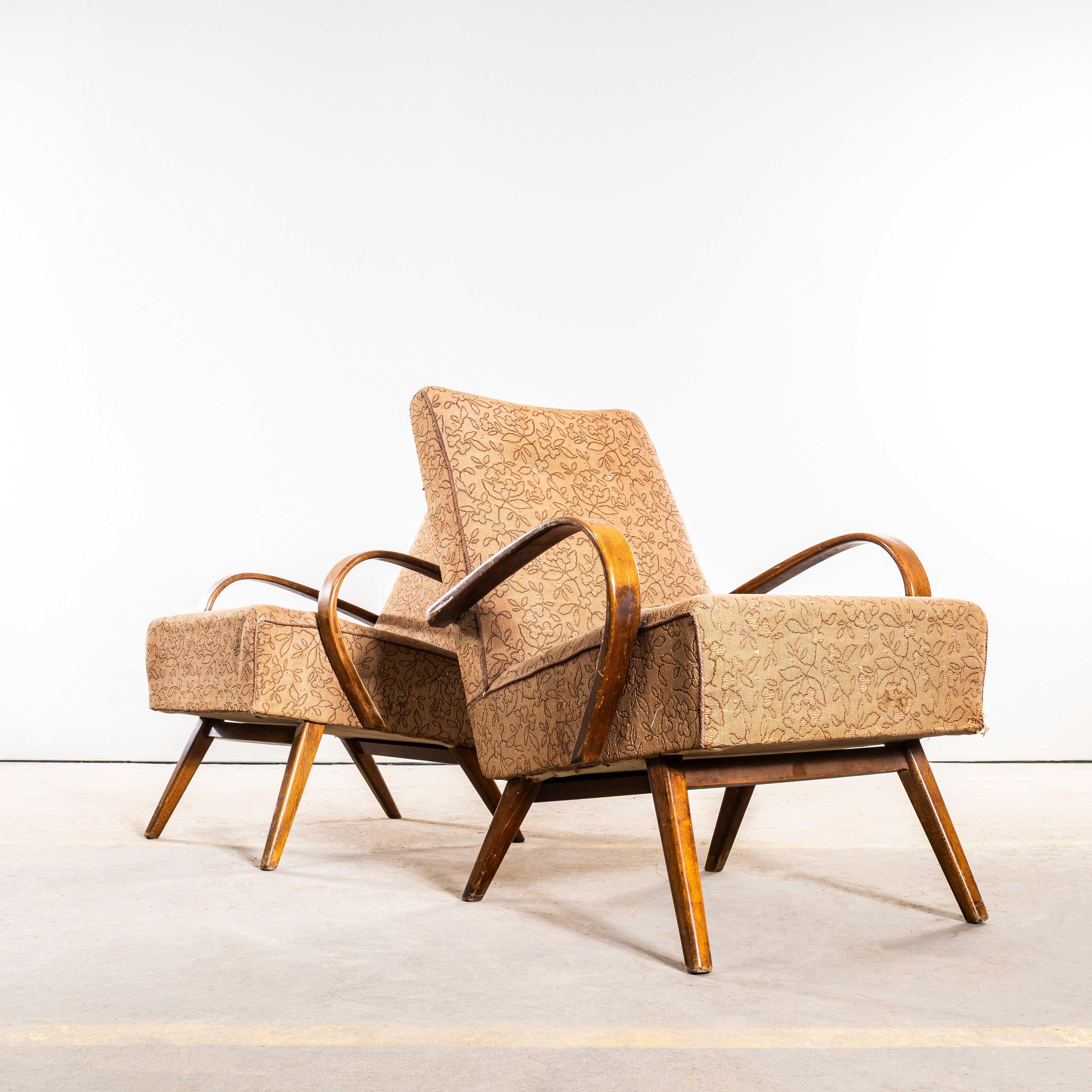 1950er Jahre Jaroslav Šmídek Original Sessel in einem Botanic Geometric Stoff. Direkt aus der Tschechischen Republik stammend, ist dies eines der elegantesten Designs von Šmídek. Wir wählen sorgfältig sehr originale Sessel aus und achten darauf,
