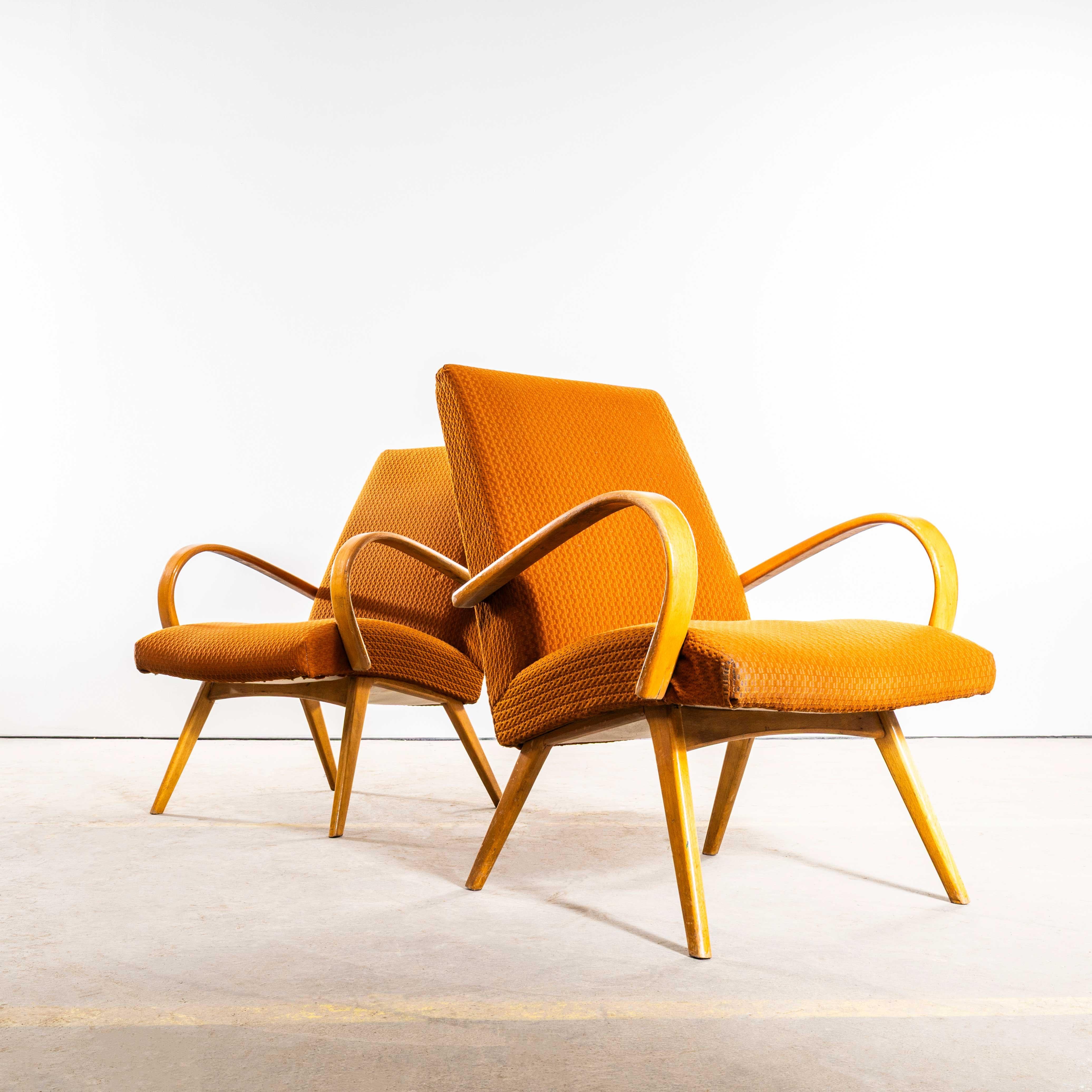 1950's Jaroslav Šmídek Original Sessel in einem geometrischen Orange Jacquard - Standard Sitz. 
Direkt aus der Tschechischen Republik stammend, ist dies eines der elegantesten Designs von Šmídek. Wir wählen sorgfältig sehr originale Sessel aus und