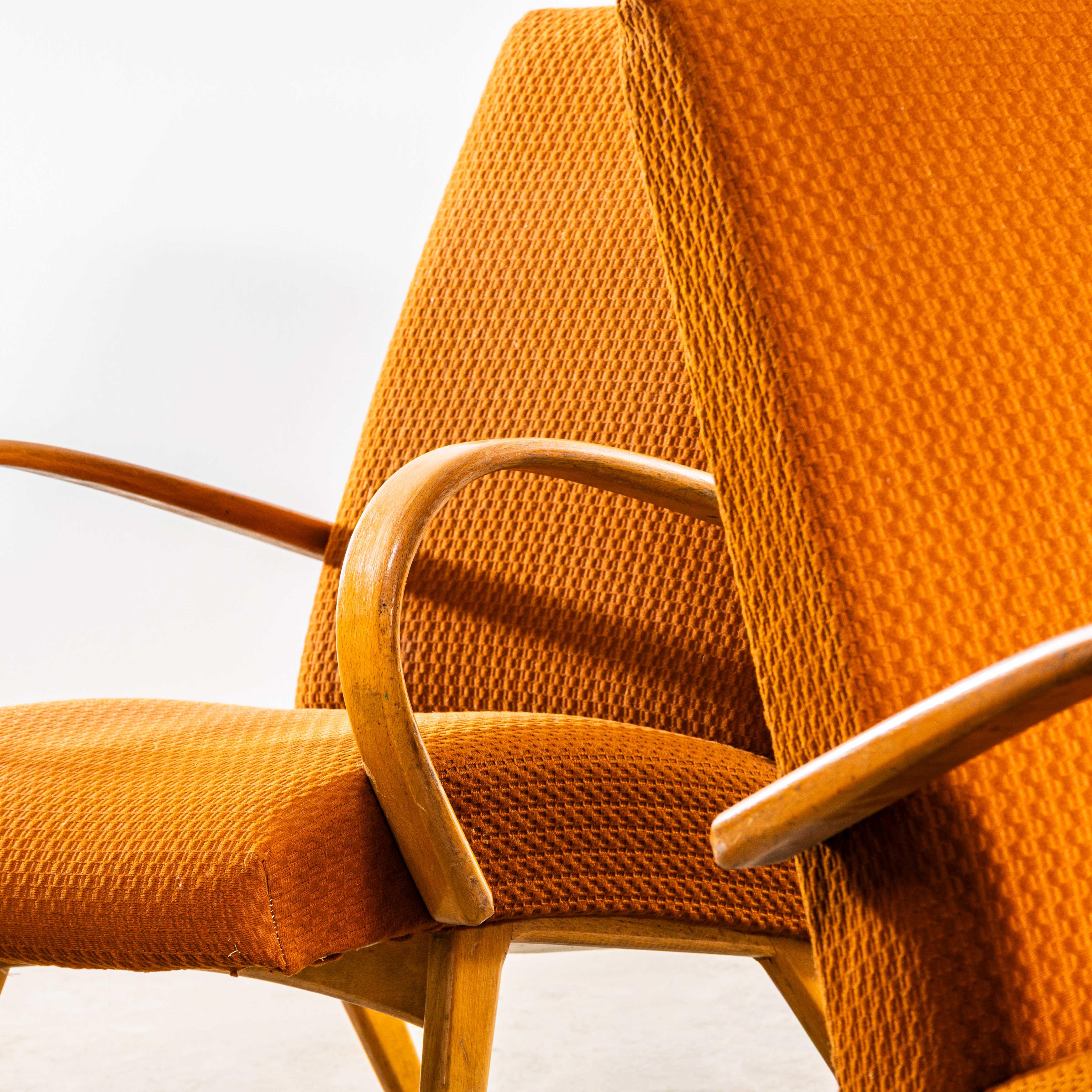 1950er Jahre Jaroslav Šmídek Original Sessel mit geometrischem orangem Jacquard - Ständer (Mitte des 20. Jahrhunderts) im Angebot