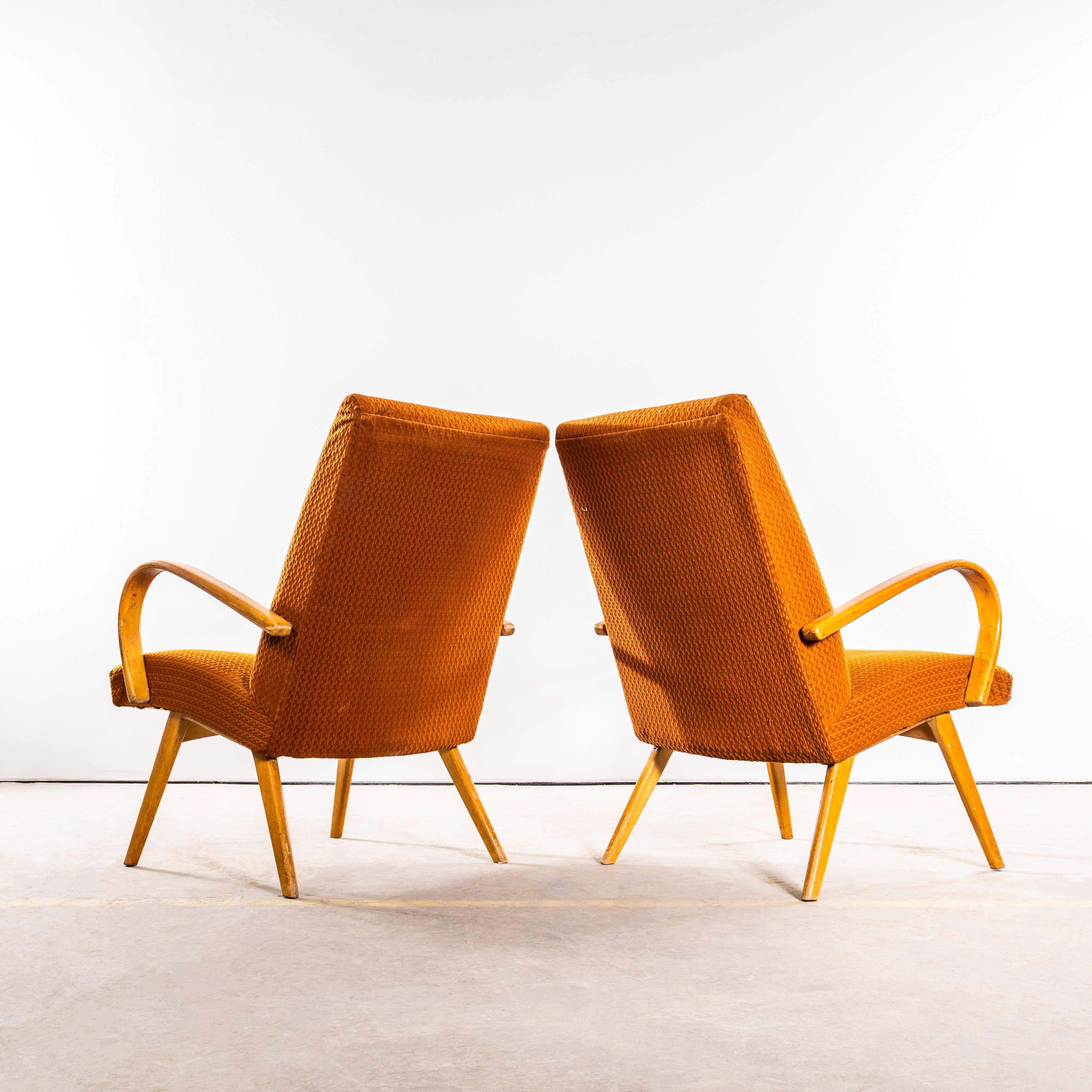 1950er Jahre Jaroslav Šmídek Original Sessel mit geometrischem orangem Jacquard - Ständer im Angebot 1