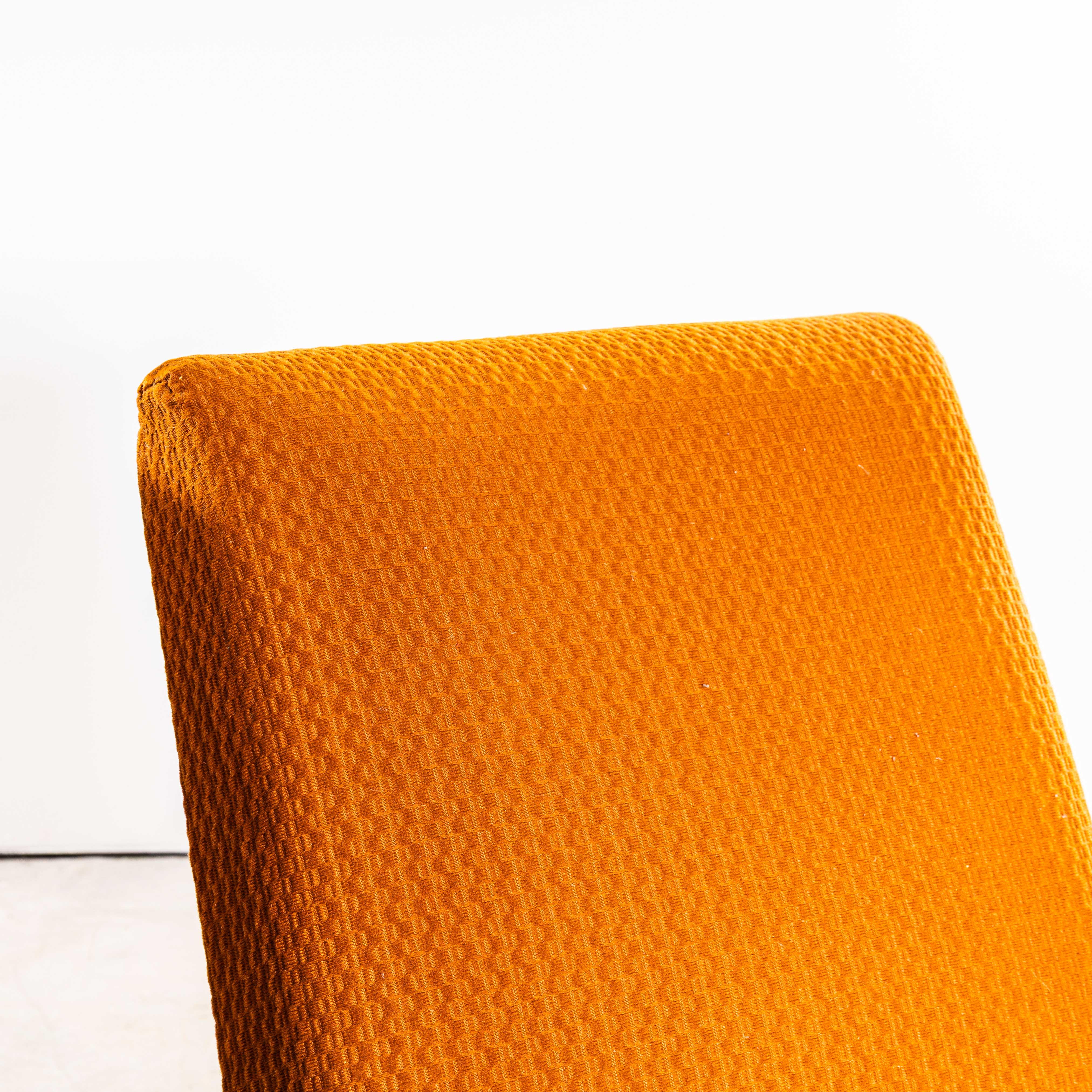 1950er Jahre Jaroslav Šmídek Original Sessel mit geometrischem orangem Jacquard - Ständer im Angebot 2