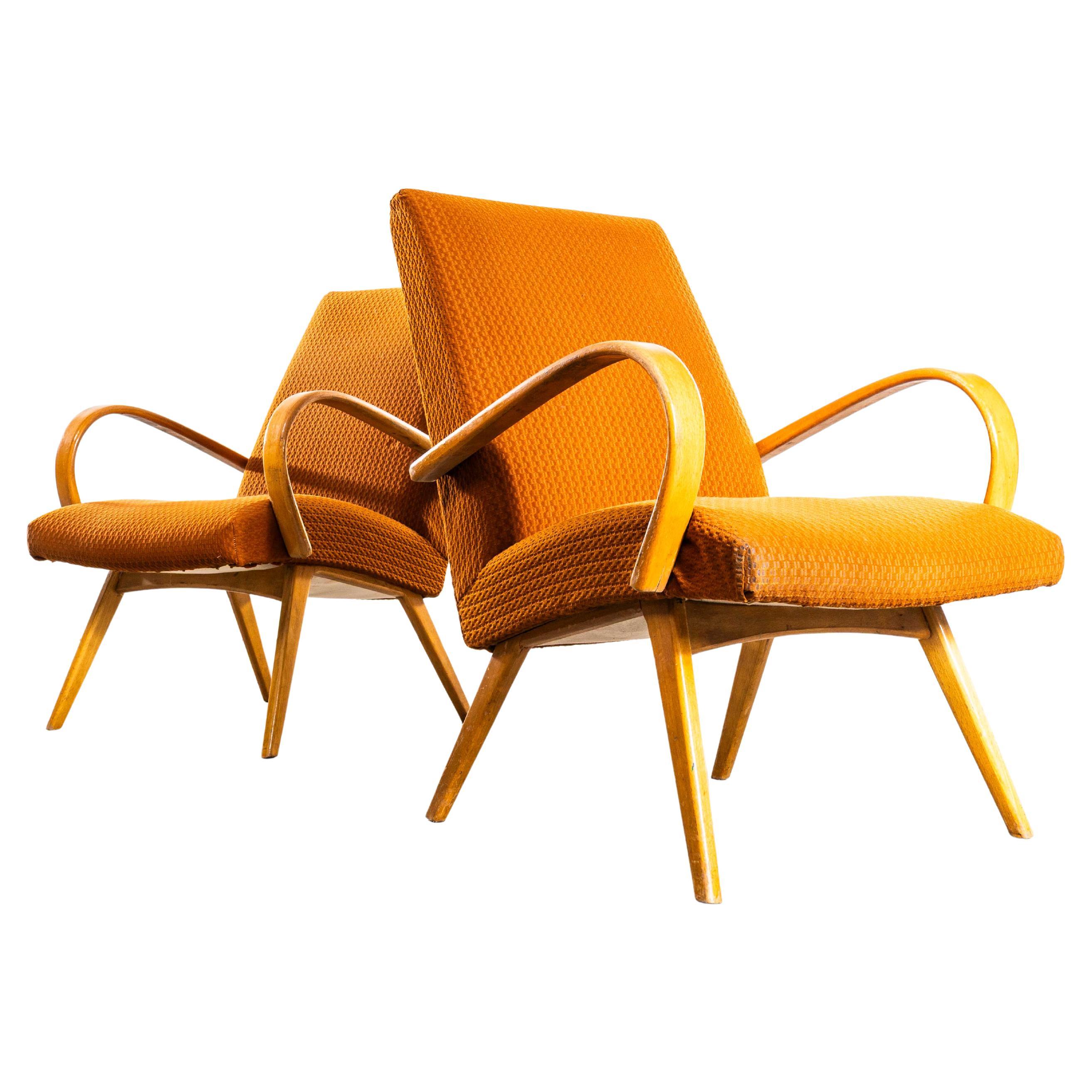 1950er Jahre Jaroslav Šmídek Original Sessel mit geometrischem orangem Jacquard - Ständer