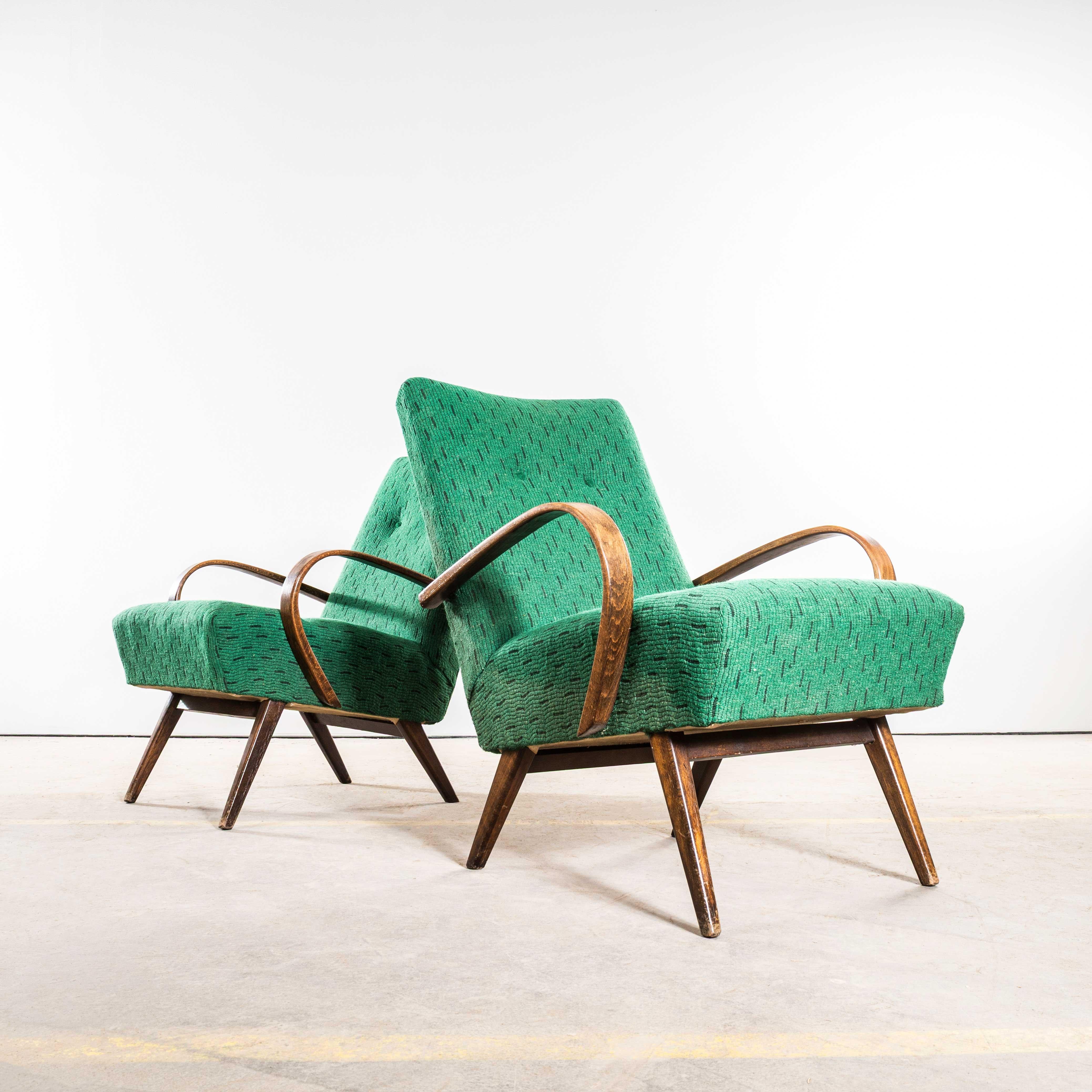 1950er Jahre Jaroslav Šmídek Original Sessel in einem geometrischen Slub Jacquard - gefederter Sitz. 
Direkt aus der Tschechischen Republik stammend, ist dies eines der elegantesten Designs von Šmídek. Wir wählen sorgfältig sehr originale Sessel aus