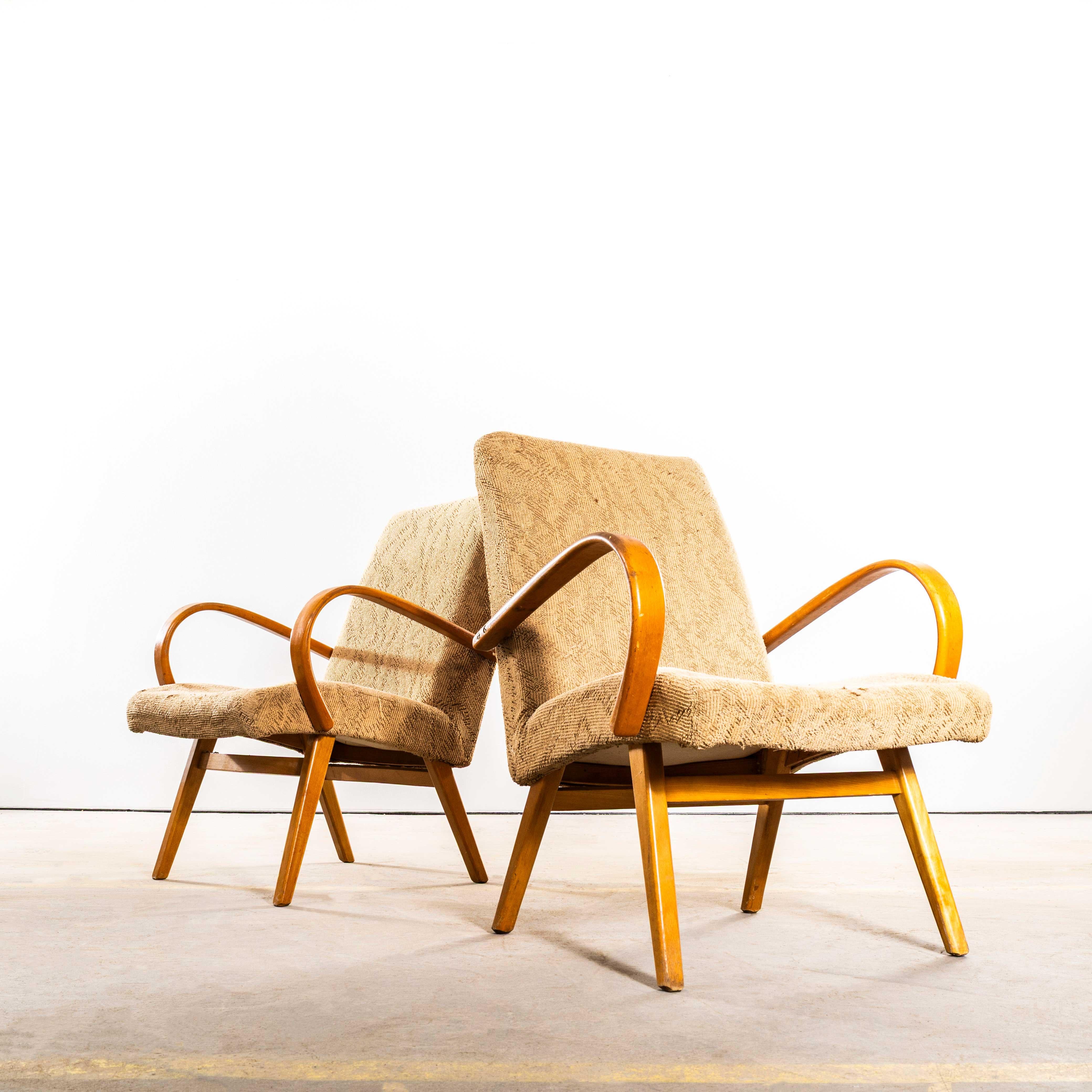 Poltrone originali Jaroslav Šmídek degli anni '50 in jacquard geometrico - Seduta standard. 
Proveniente direttamente dalla Repubblica Ceca, questo è uno dei design più eleganti di Šmídek. Selezioniamo con cura poltrone molto originali,