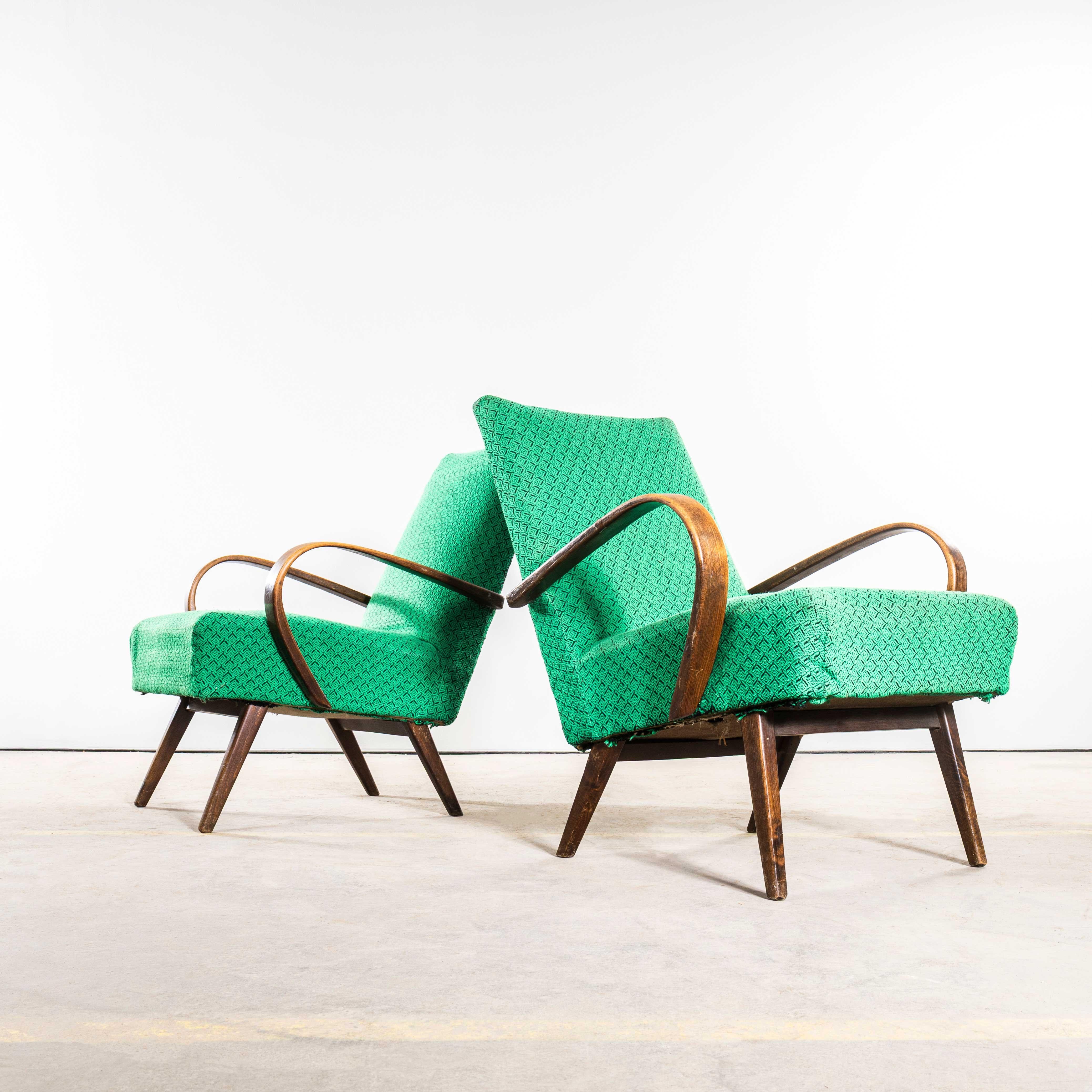 1950er Jahre Jaroslav Šmídek Original Sessel in einem grünen geometrischen Jacquard - gefederter Sitz. 
Direkt aus der Tschechischen Republik stammend, ist dies eines der elegantesten Designs von Šmídek. Wir wählen sorgfältig sehr originale Sessel