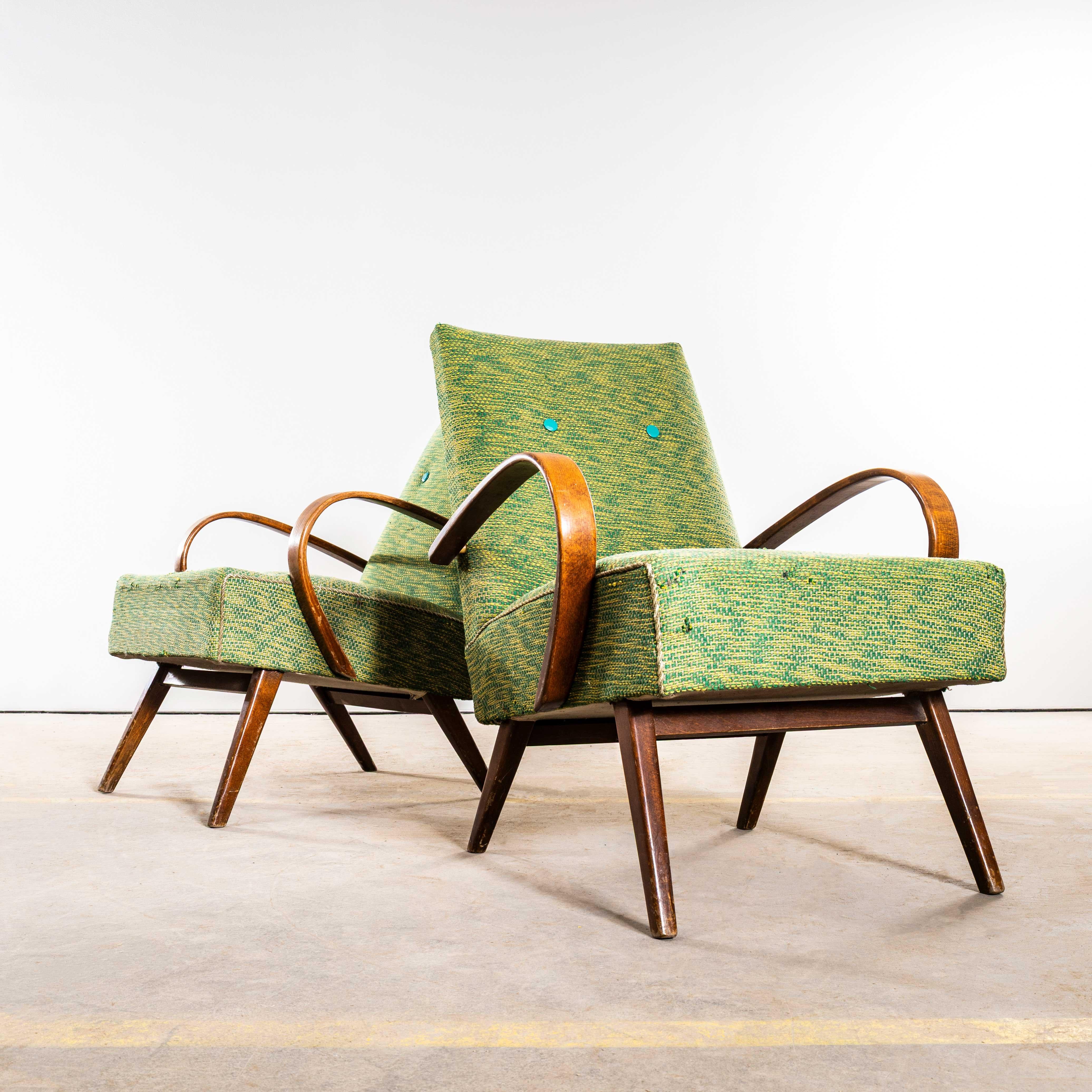 Poltrone originali Jaroslav Šmídek degli anni '50 in tessuto pesante a trama di calce. Proveniente direttamente dalla Repubblica Ceca, questo è uno dei design più eleganti di Šmídek. Selezioniamo con cura poltrone molto originali, assicurandoci che
