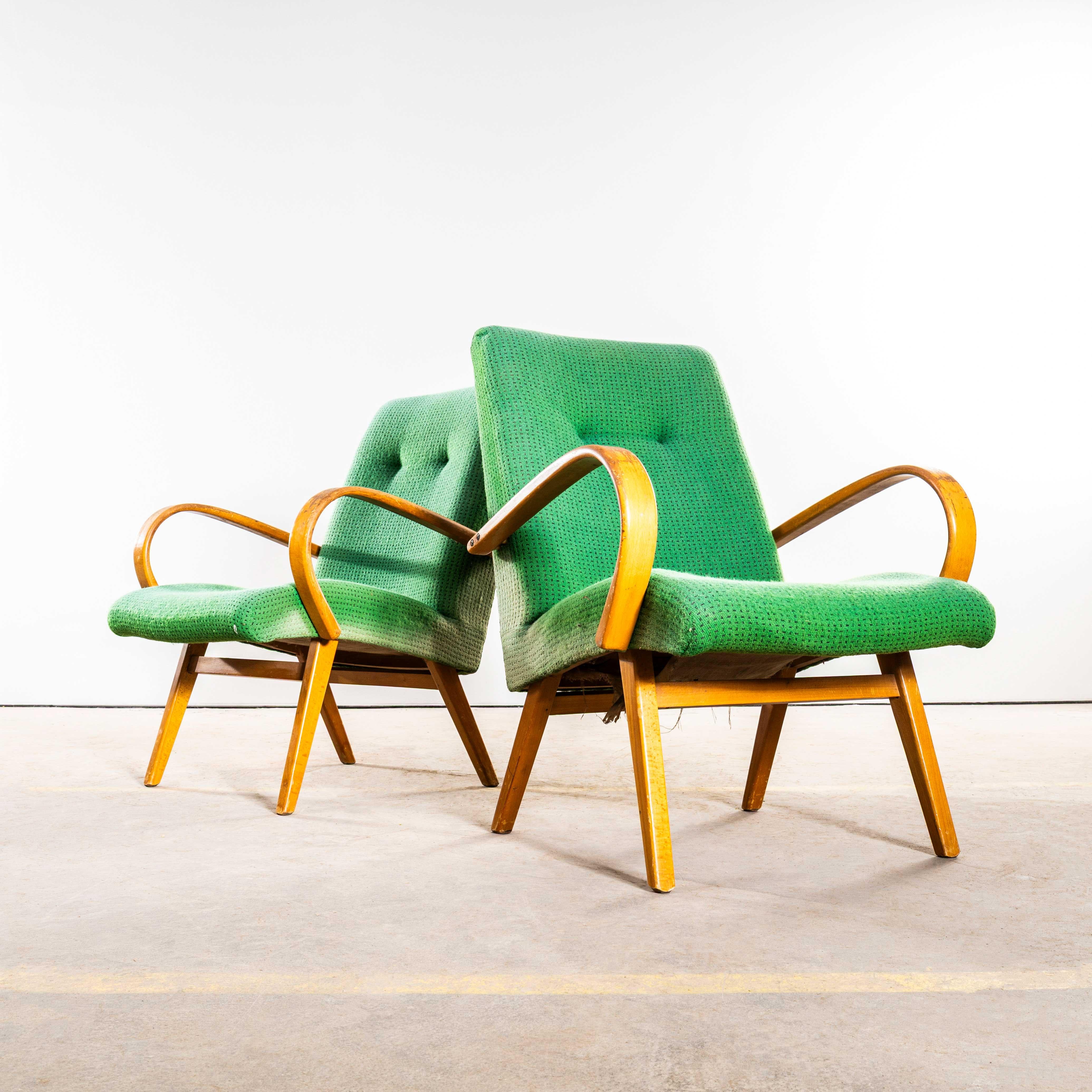 Poltrone originali Jaroslav Šmídek del 1950 in tessuto geometrico color lime. Proveniente direttamente dalla Repubblica Ceca, questo è uno dei design più eleganti di Šmídek. Selezioniamo con cura poltrone molto originali, assicurandoci che i tessuti