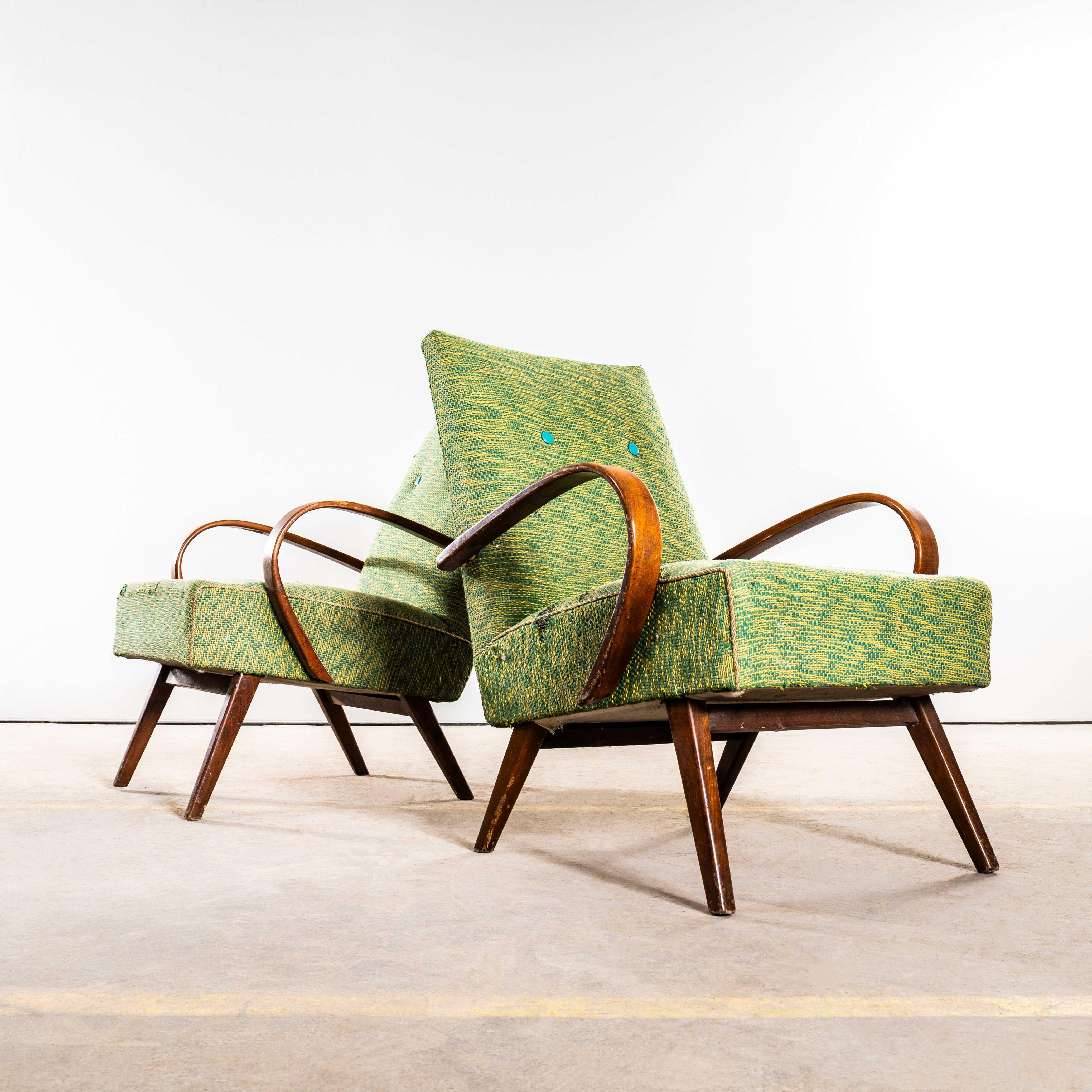 Poltrone originali di Jaroslav Šmídek degli anni '50 in tessuto a trama geometrica pesante color calce con seduta a molle. 
Proveniente direttamente dalla Repubblica Ceca, questo è uno dei design più eleganti di Šmídek. Selezioniamo con cura