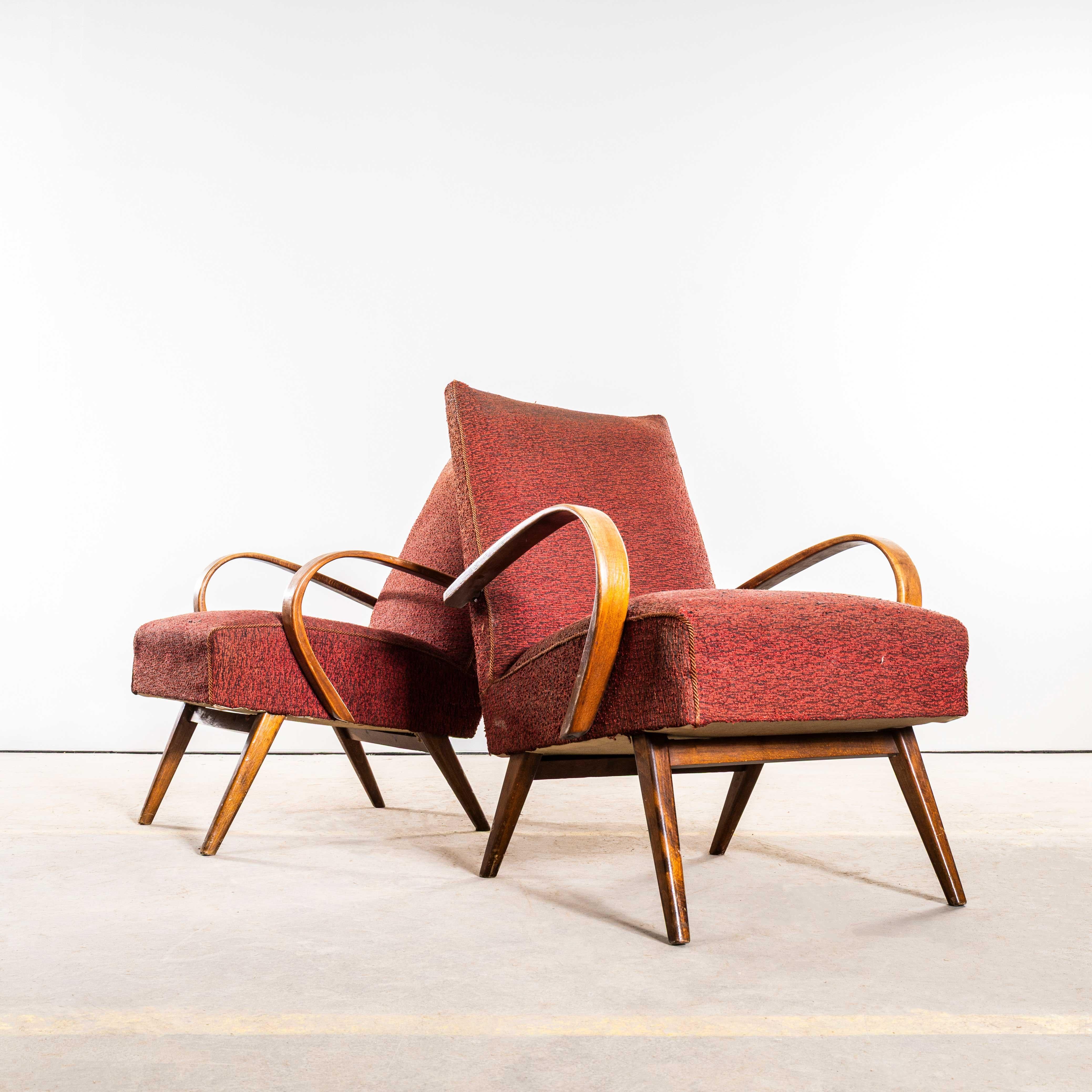 1950er Jahre Jaroslav Šmídek Original Sessel in einem Rust Boucle Stoff. Direkt aus der Tschechischen Republik stammend, ist dies eines der elegantesten Designs von Šmídek. Wir wählen sorgfältig sehr originale Sessel aus und achten darauf, dass die